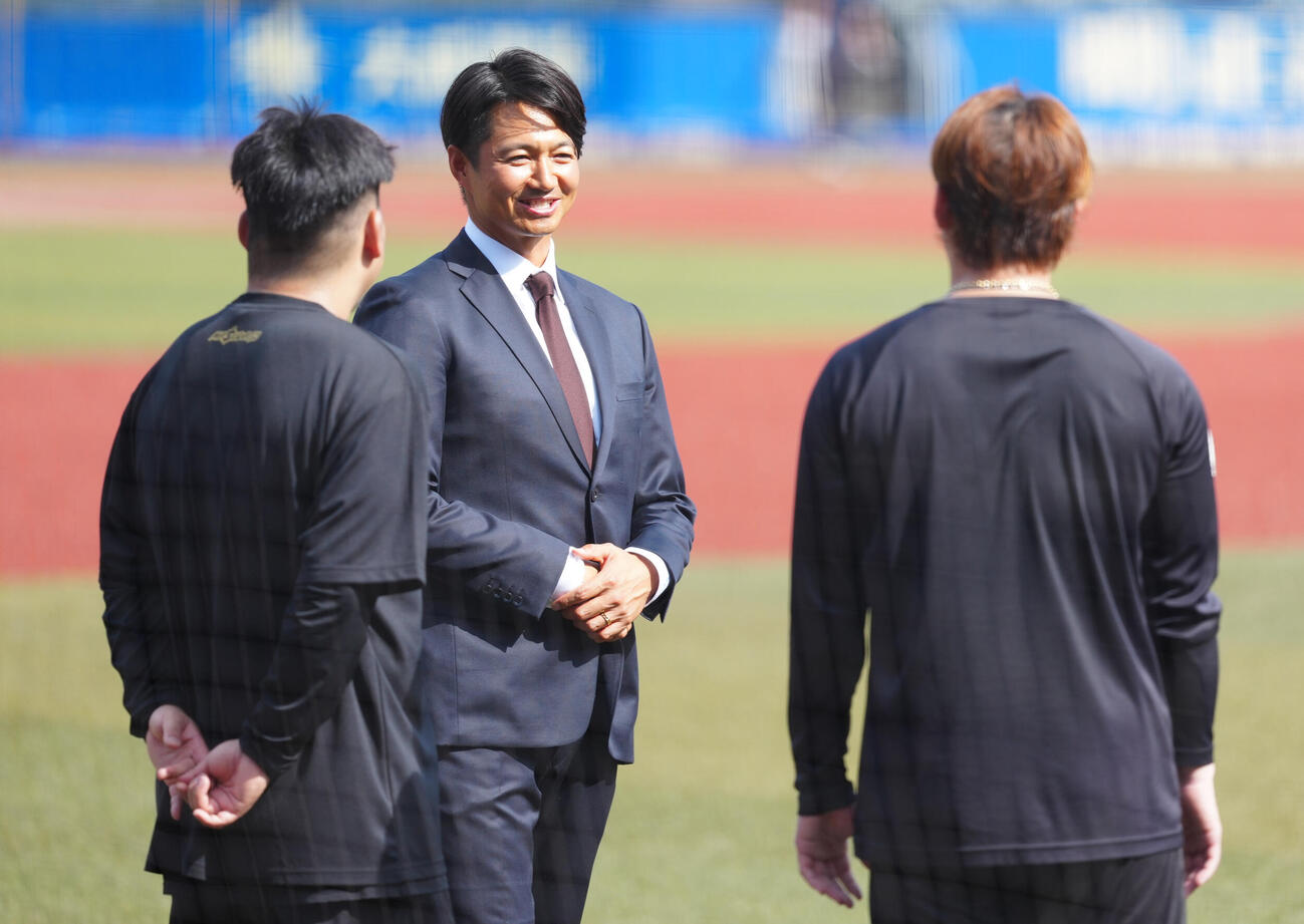 ロッテ対楽天　今季限りで引退するロッテ唐川侑己（中央）は横山陸人（右）、沢田圭佑らと話す（撮影・鈴木みどり）