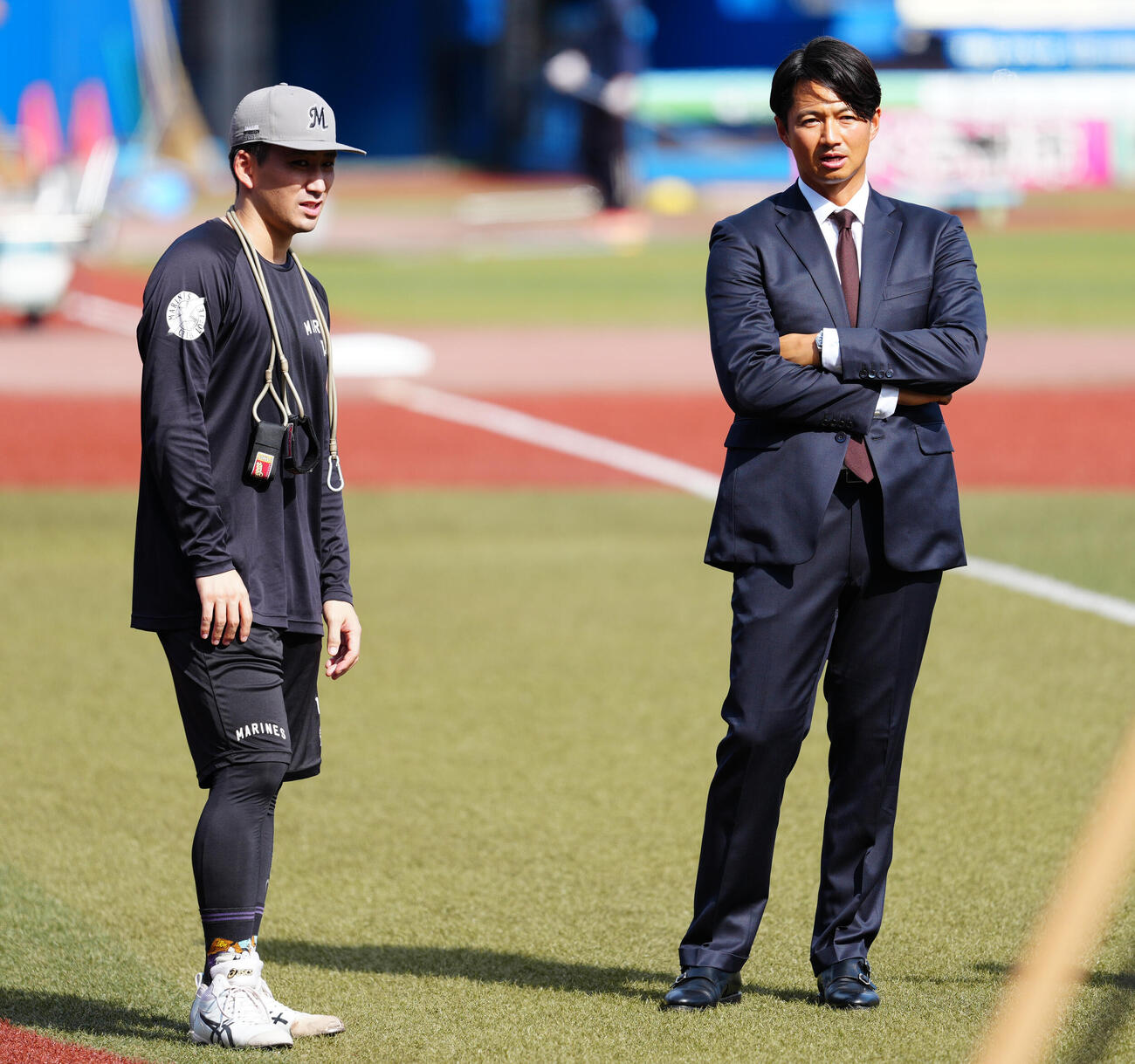 ロッテ対楽天　今季限りで引退するロッテ唐川侑己（右）は小島和哉と談笑（撮影・鈴木みどり）