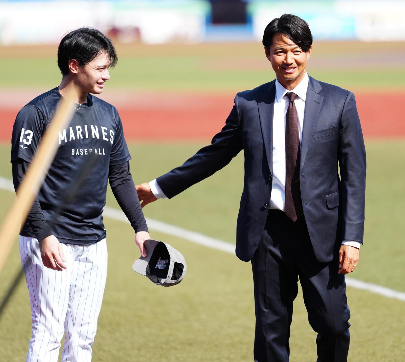 ロッテ対楽天　今季限りで引退するロッテ唐川侑己（右）は毛利海大に声をかける（撮影・鈴木みどり）