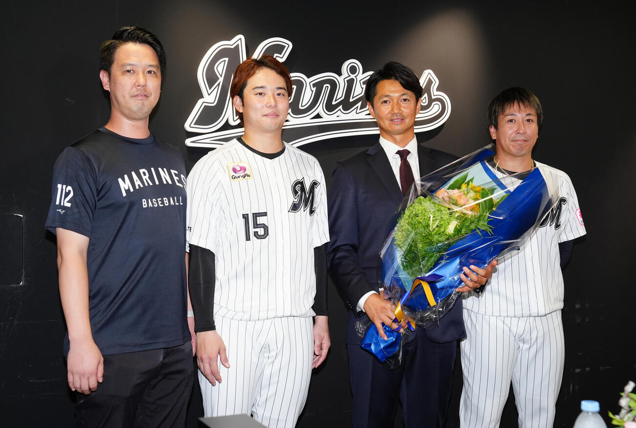 引退会見で記念撮影に納まるロッテ唐川侑己（左から2人目）。左から阿部和成マネジャー、横山陸人、1人おいて益田直也（撮影・鈴木みどり）