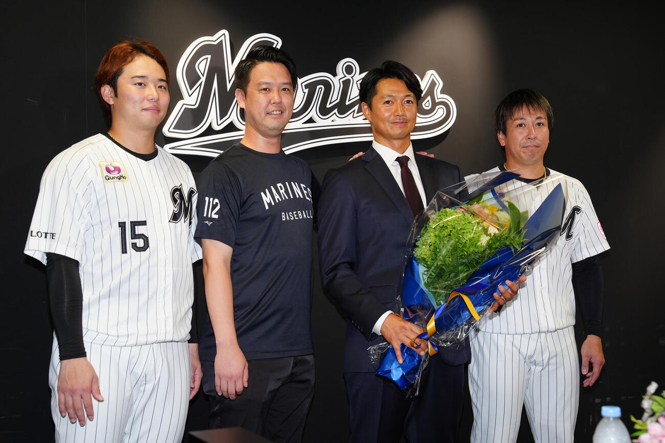 引退会見で記念撮影に納まるロッテ唐川侑己（左から3人目）。左から横山陸人、阿部和成マネジャー、1人おいて益田直也（撮影・鈴木みどり）