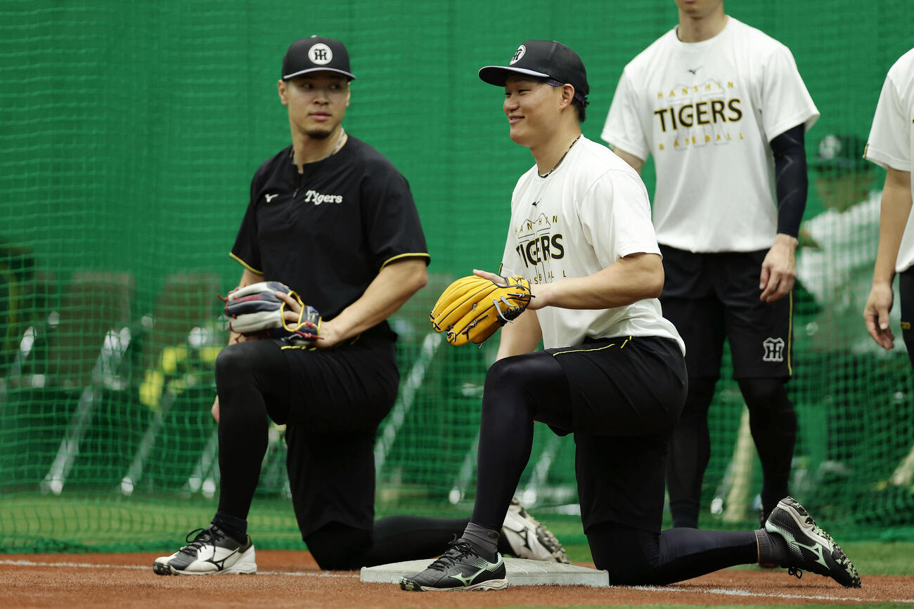 阪神対広島　練習で笑顔を見せる阪神森下翔太（右）。左は佐藤輝明（撮影・前田充）