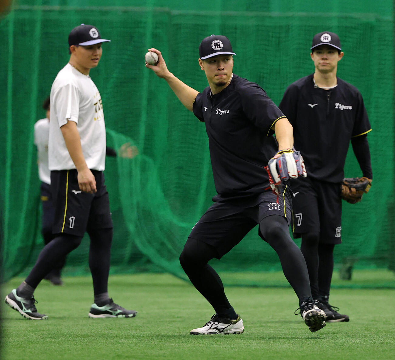 阪神対広島　ノックを受ける左から森下翔太、佐藤輝明、中野拓夢（撮影・上田博志）