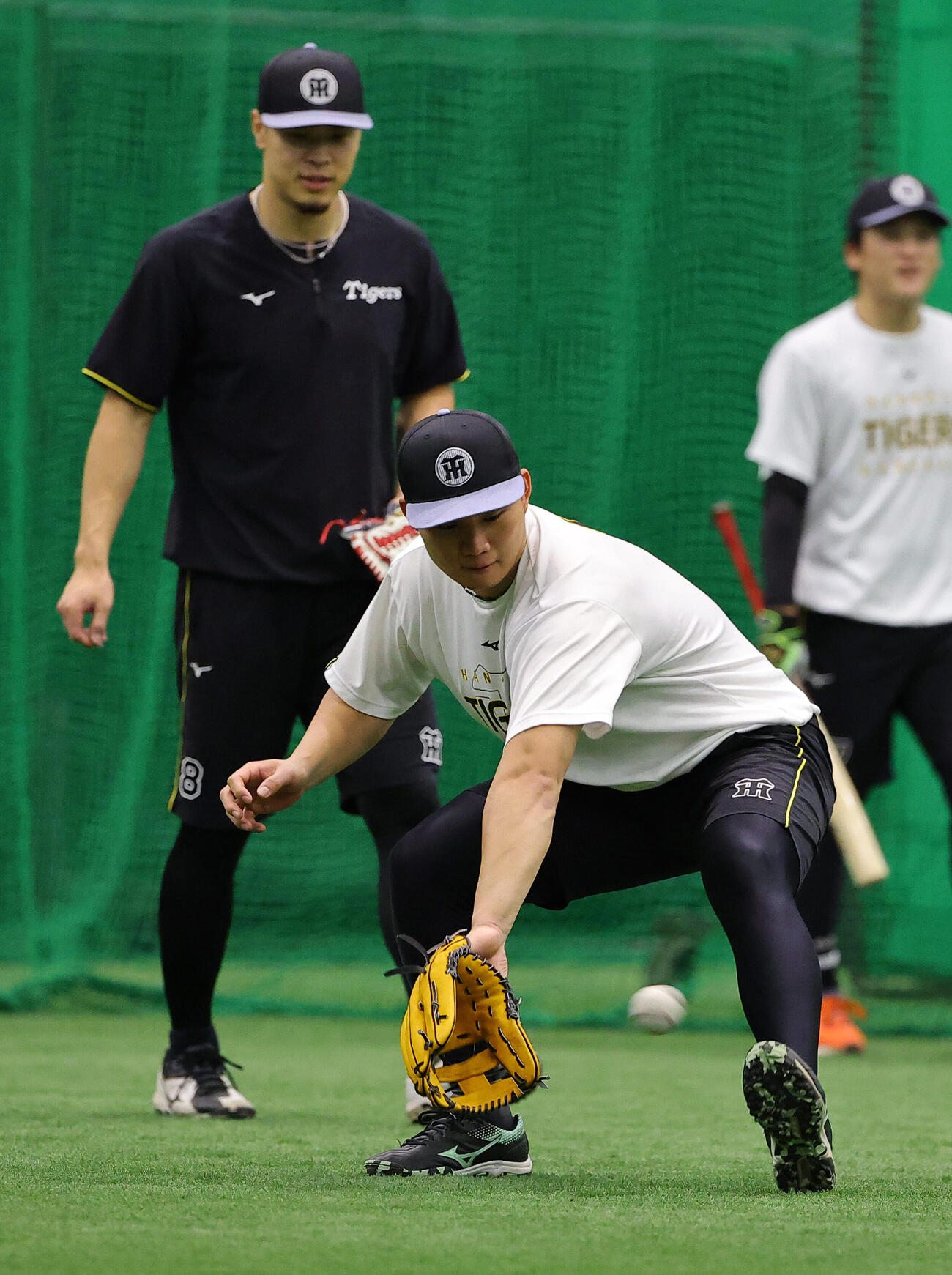 阪神対広島　ノックを受ける森下翔太（右）と佐藤輝明撮影・上田博志）