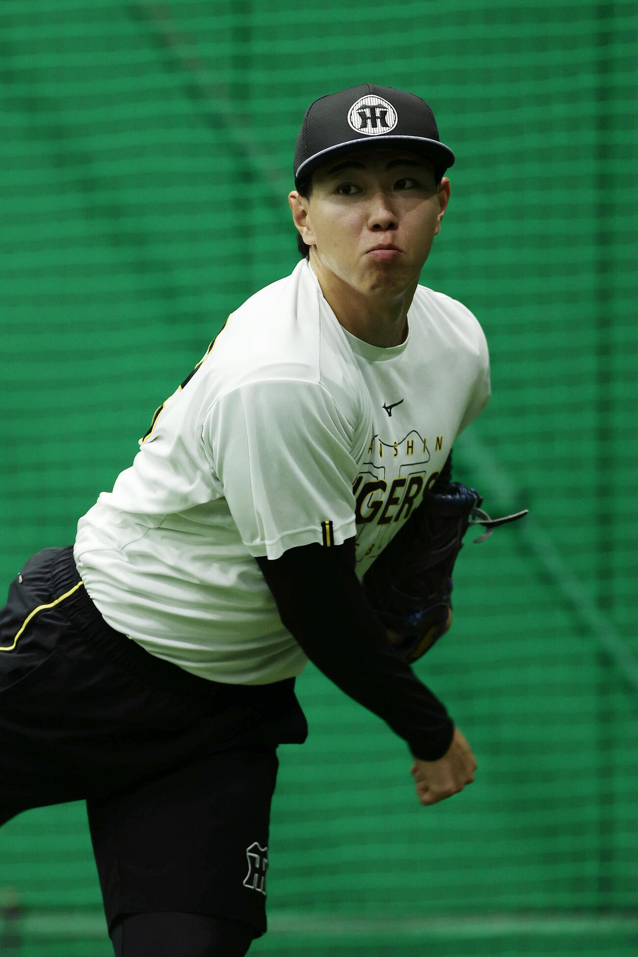 キャッチボールで調整する阪神工藤泰成（撮影・前田充）
