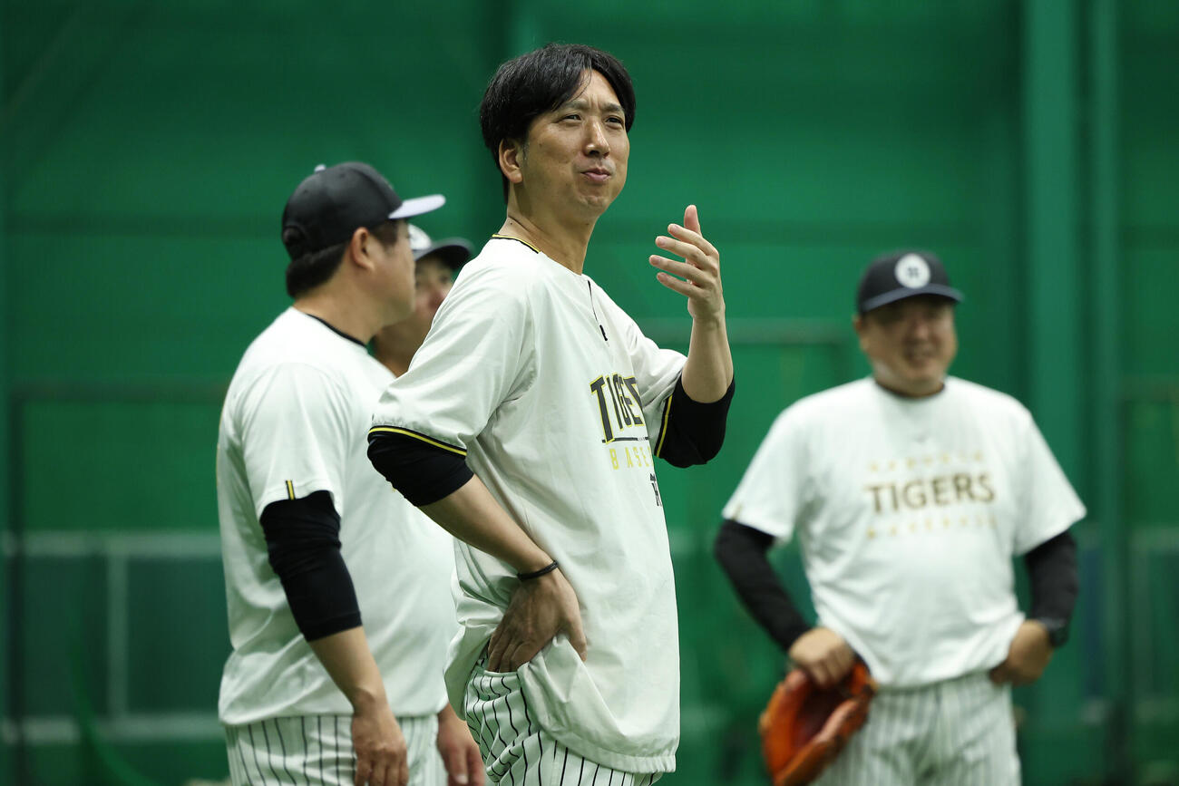 阪神対広島　練習を見守る阪神藤川球児監督（中央）（撮影・前田充）
