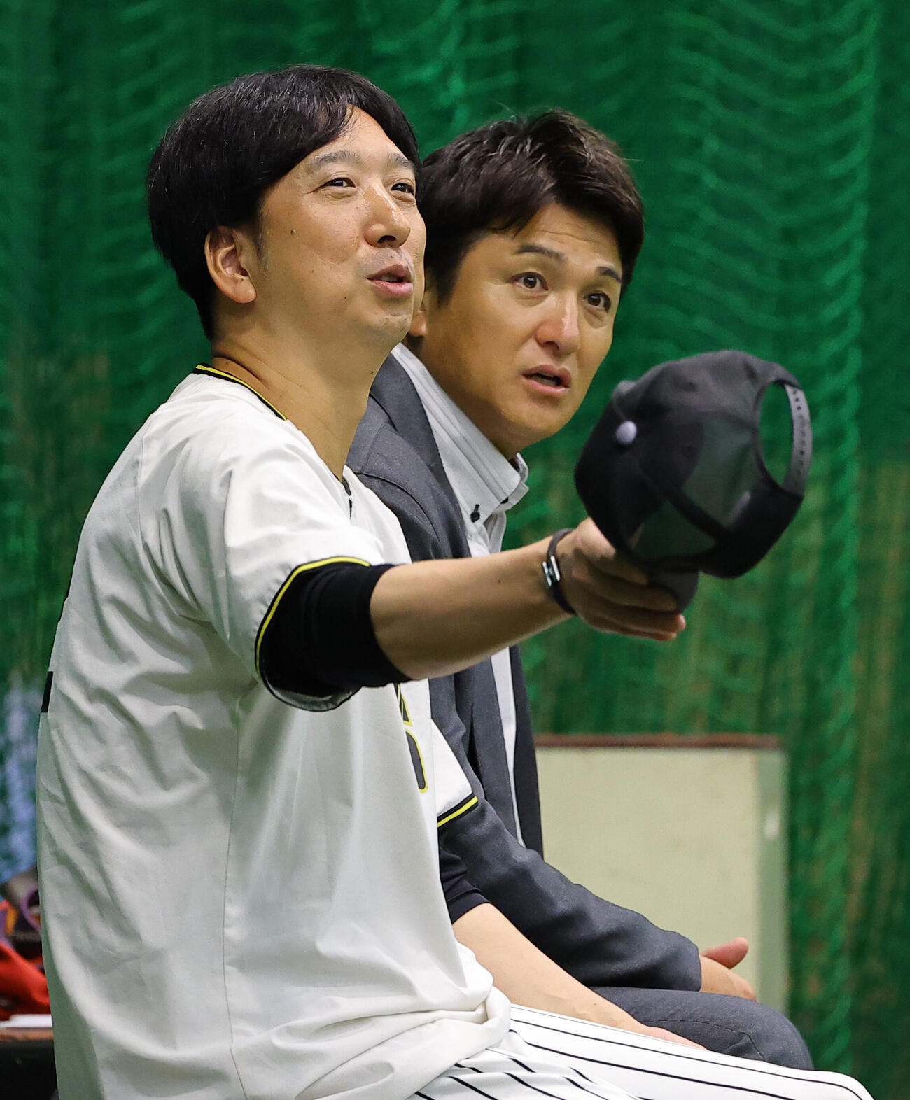 阪神対広島　高橋由伸氏（右）と話をする藤川球児監督（撮影・上田博志）