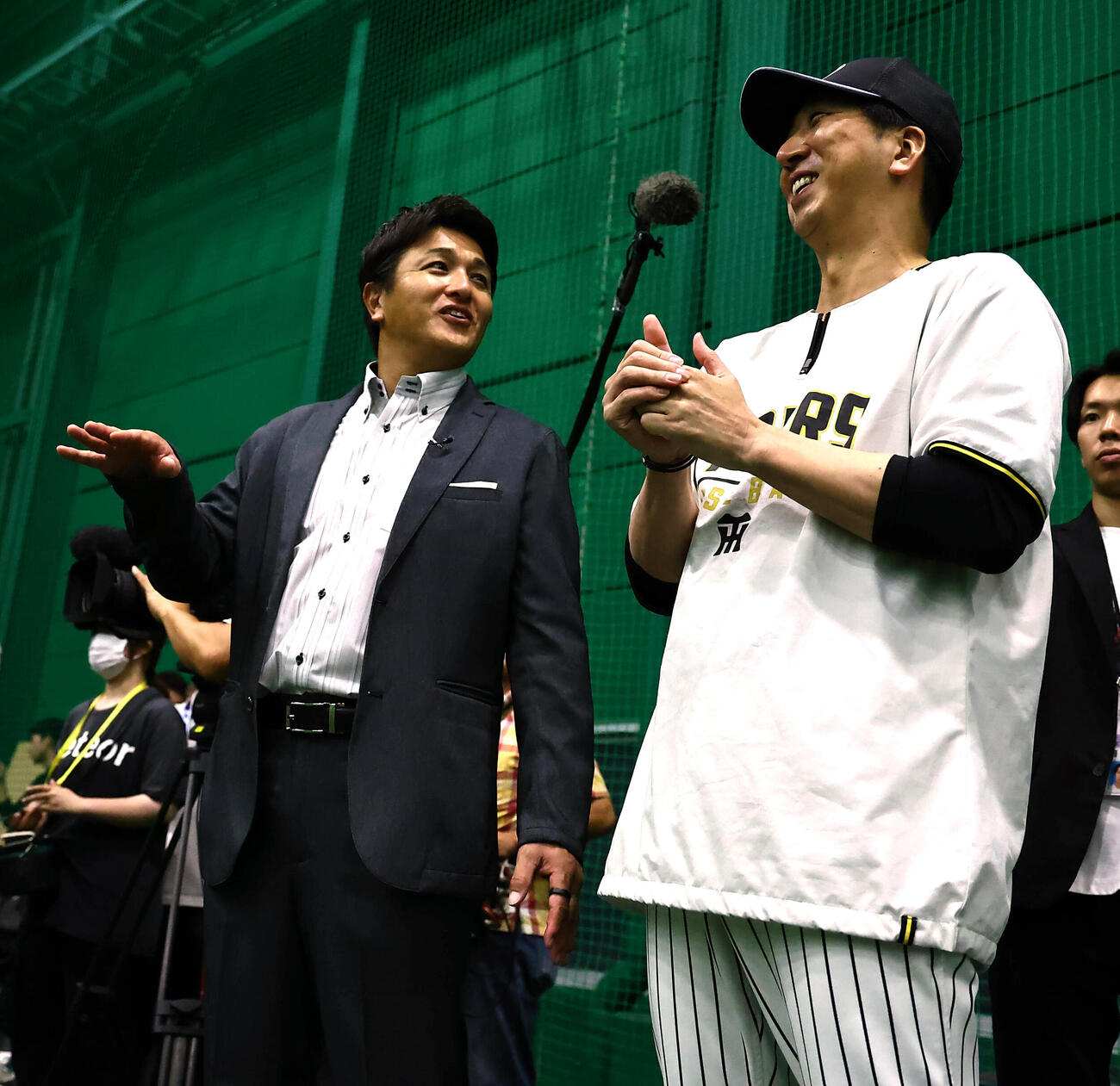 阪神対広島　高橋由伸氏（左）と話をする藤川球児監督（撮影・上田博志）