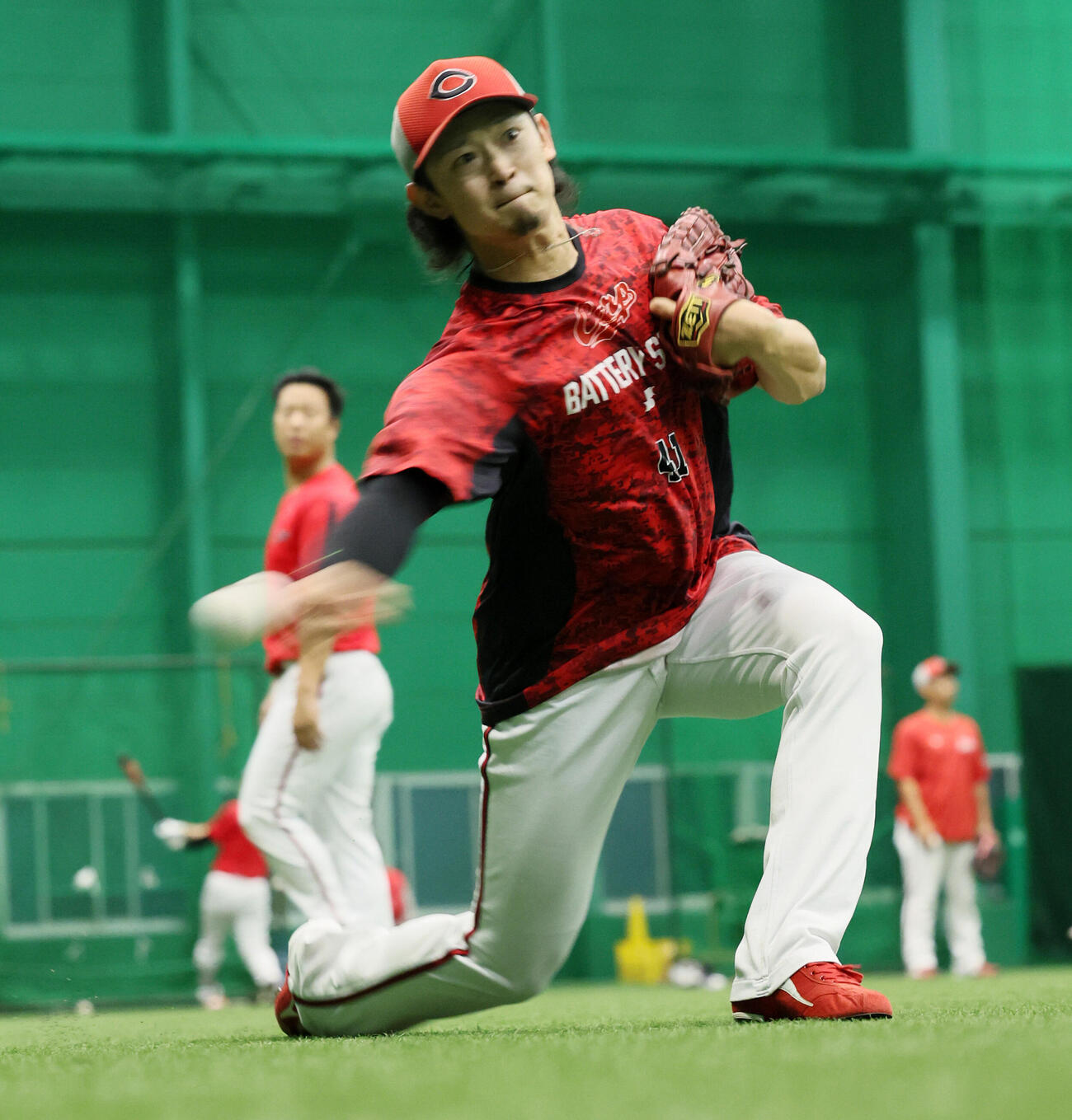 阪神対広島　練習でキャッチボールする広島鈴木健矢（撮影・加藤哉）