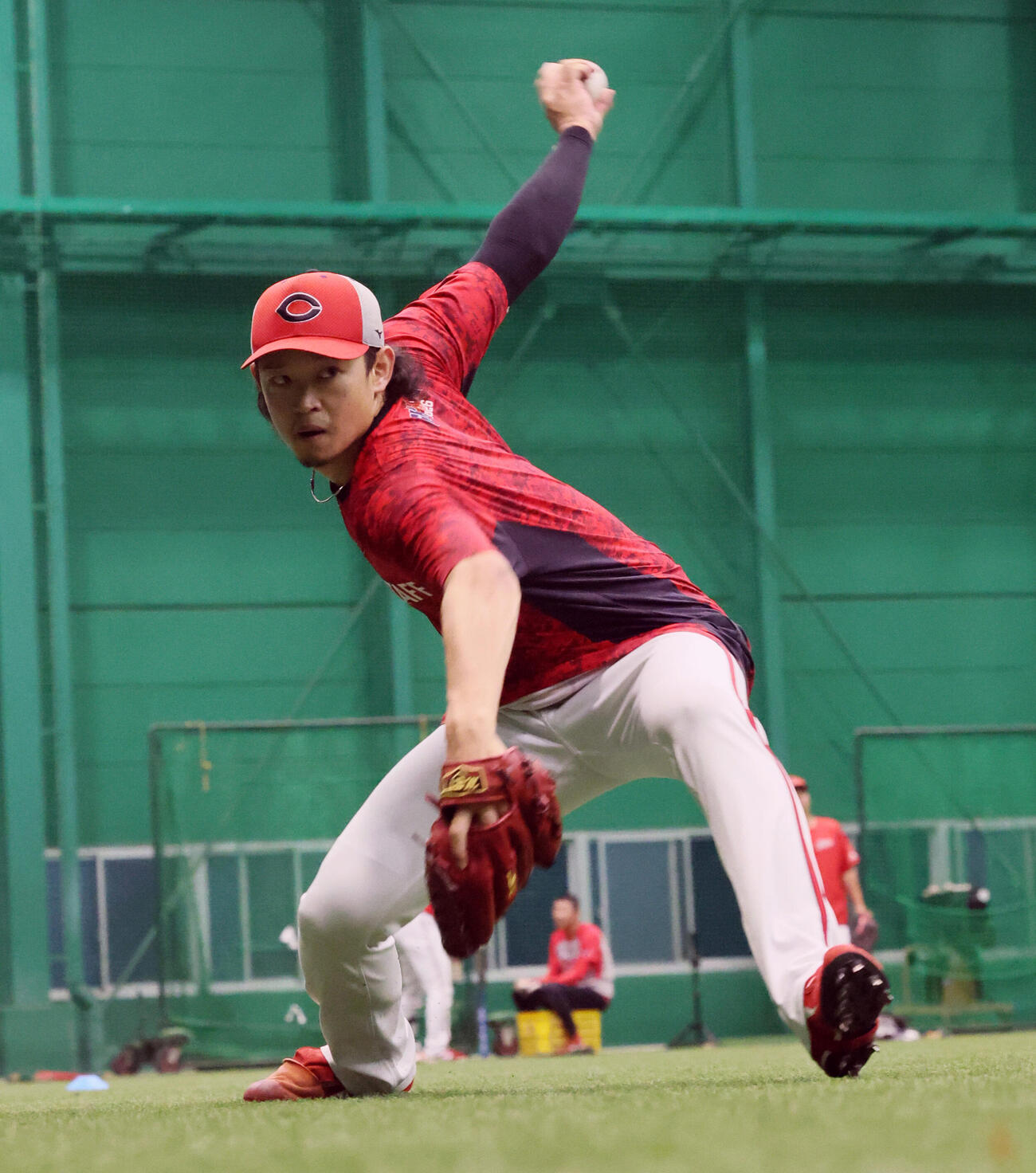 阪神対広島　練習でキャッチボールする広島鈴木健矢（撮影・加藤哉）