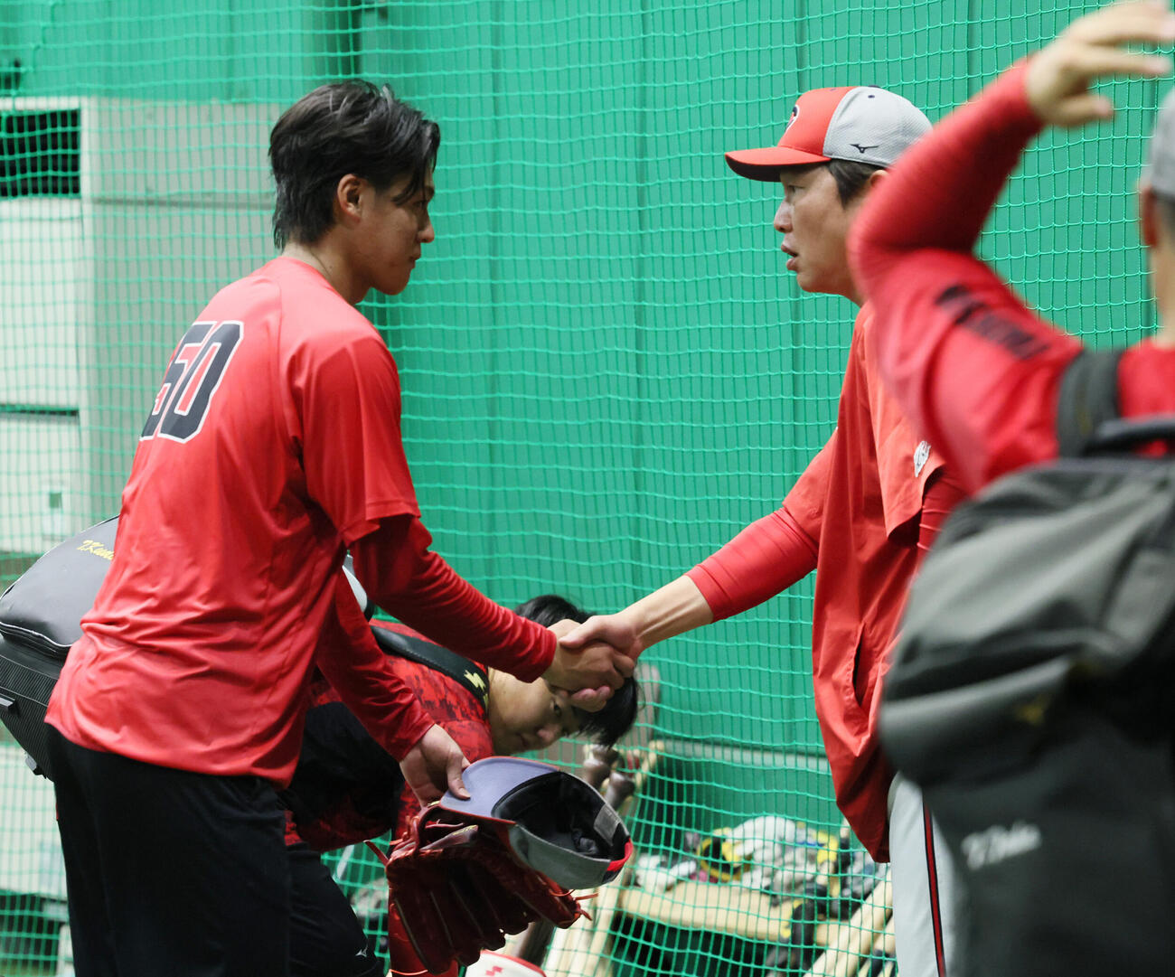 阪神対広島　新井貴浩監督（右）と握手する広島杉田健（撮影・加藤哉）