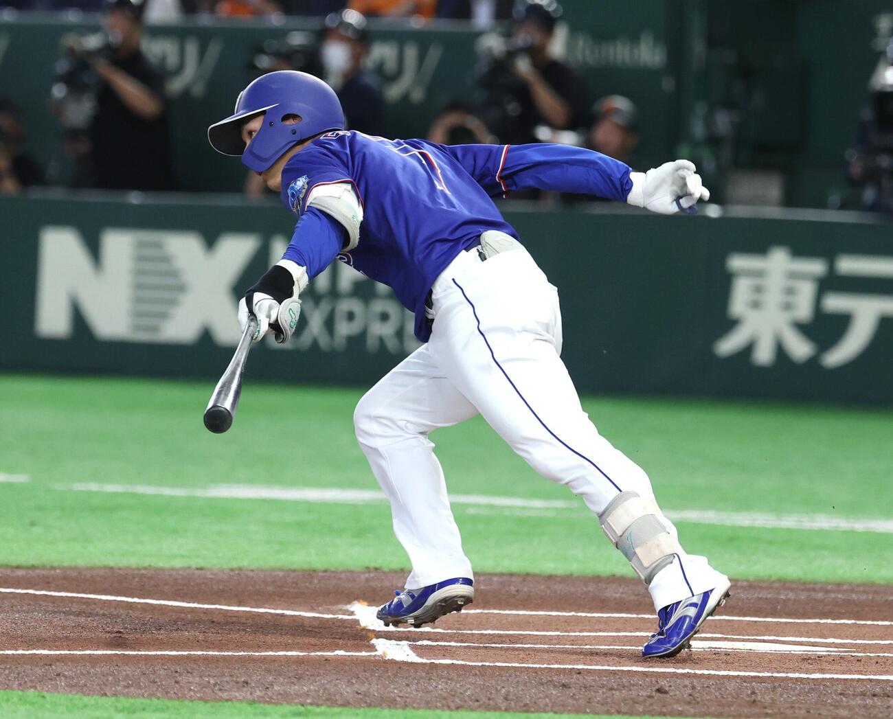 巨人対中日　1回表中日無死、遊ゴロに終わる福永裕基（撮影・黒川智章）