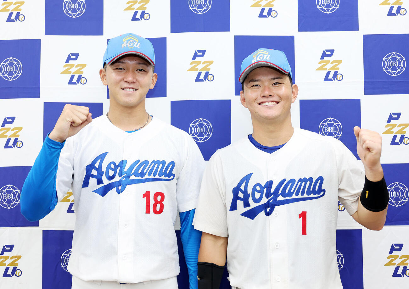 青学大対中大　勝利しガッツポーズで笑顔を見せる青学大・鈴木泰成（左）と渡部海（撮影・鈴木正人）