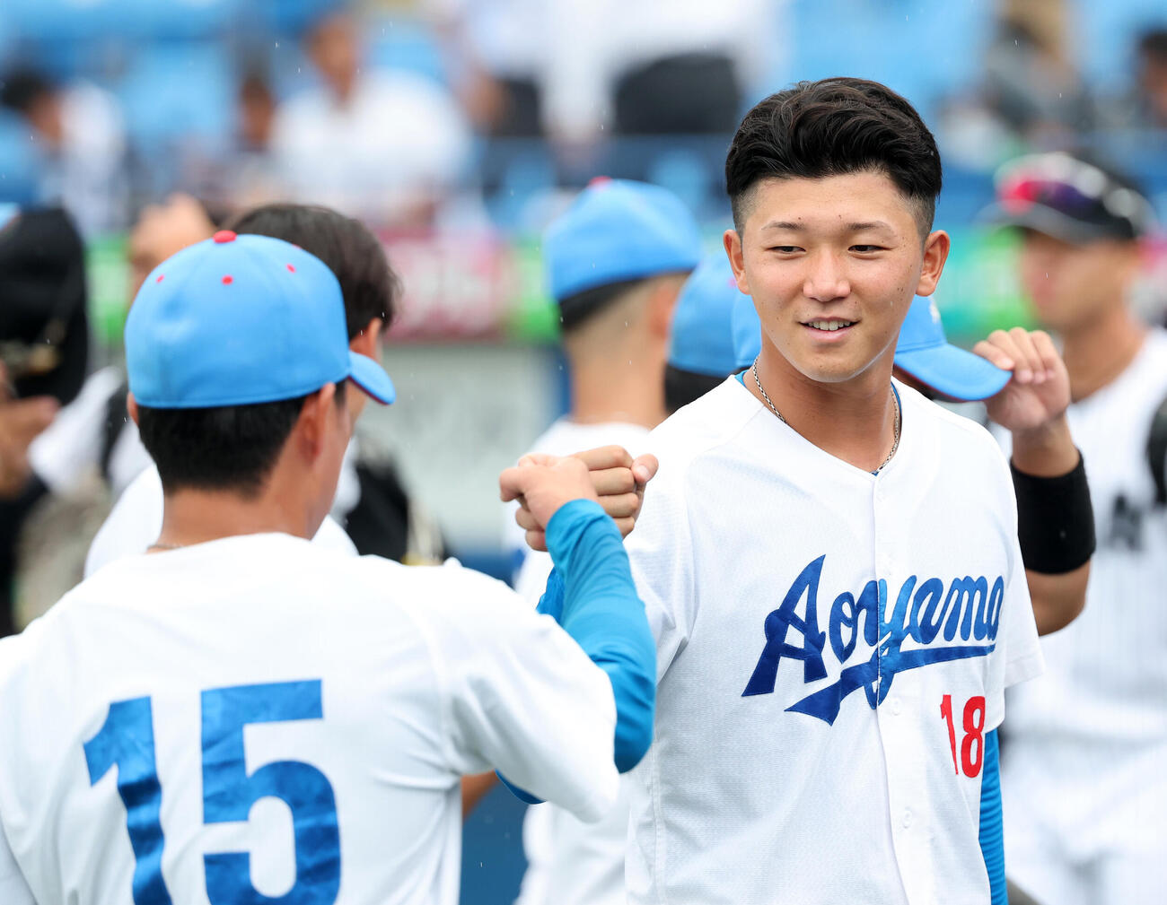 青学大対中大　勝利し青学大・高木大希（左）とグータッチする鈴木泰成（撮影・鈴木正人）