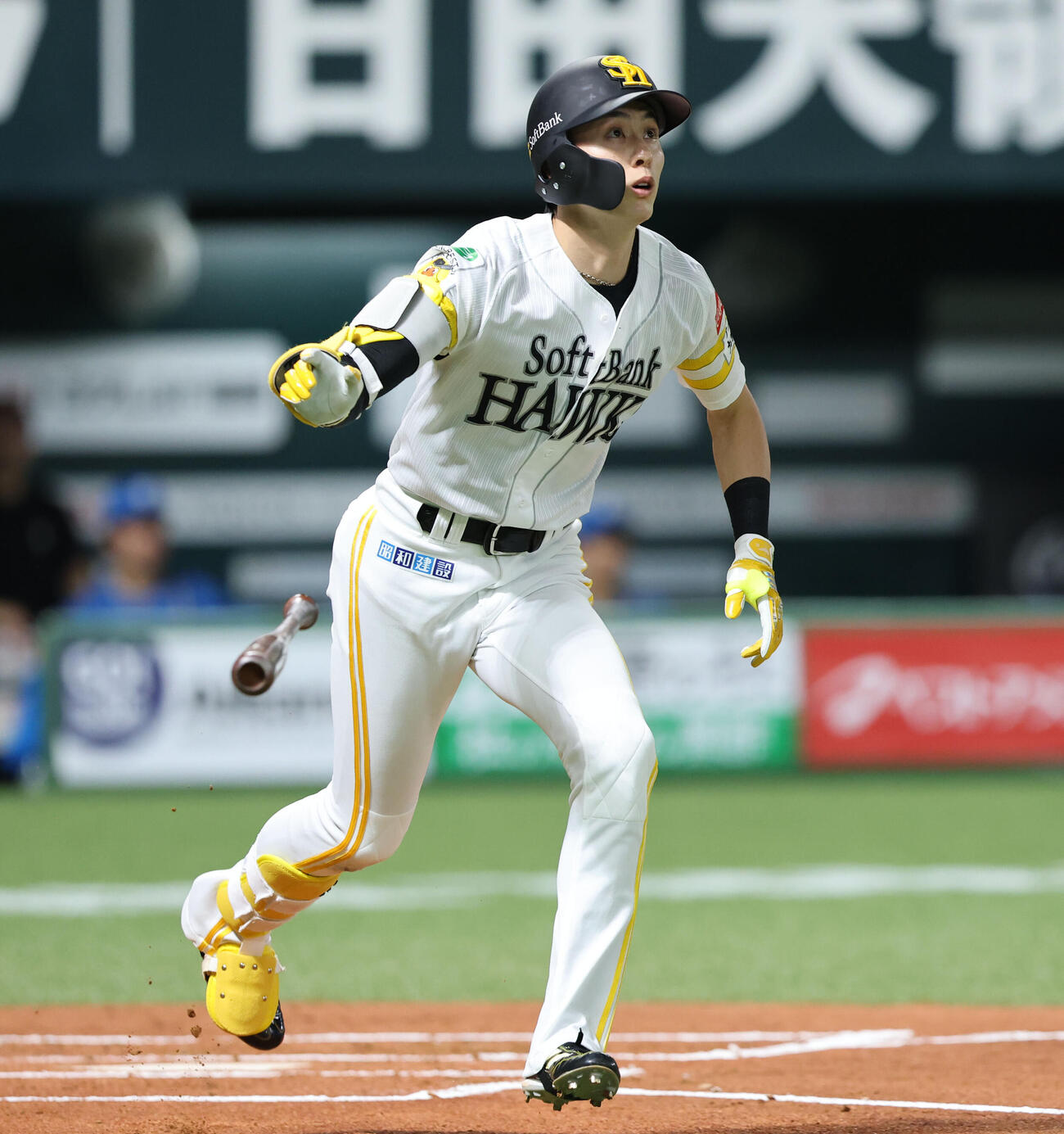 ソフトバンク日本ハム　1回裏ソフトバンク1死一塁、周東佑京は右越えに先制2点本塁打を放つ