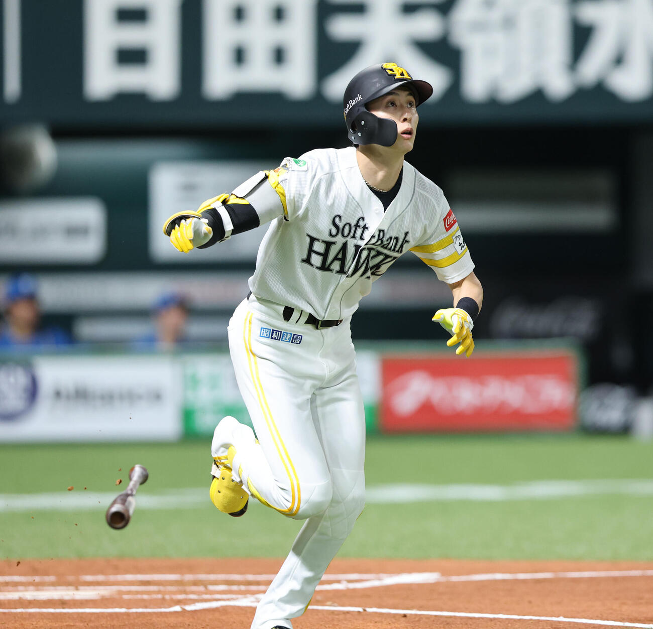 ソフトバンク日本ハム　1回裏ソフトバンク1死一塁、周東佑京は右越えに先制2点本塁打を放つ