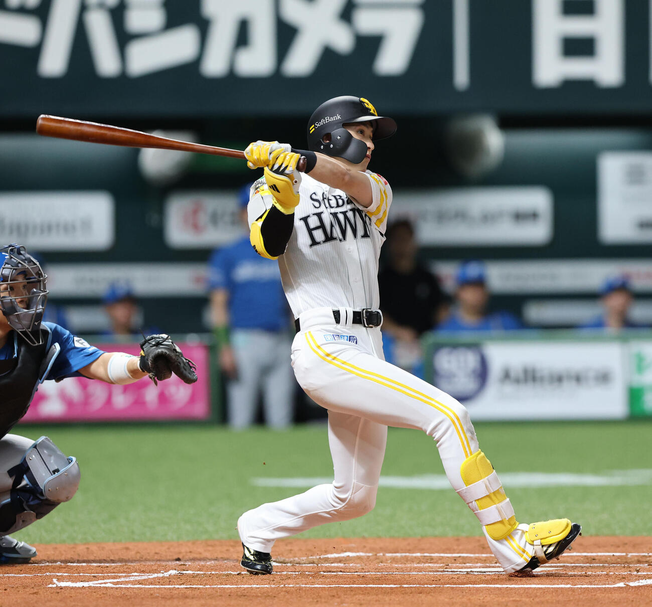 ソフトバンク日本ハム　1回裏ソフトバンク1死一塁、周東佑京は右越えに先制2点本塁打を放つ