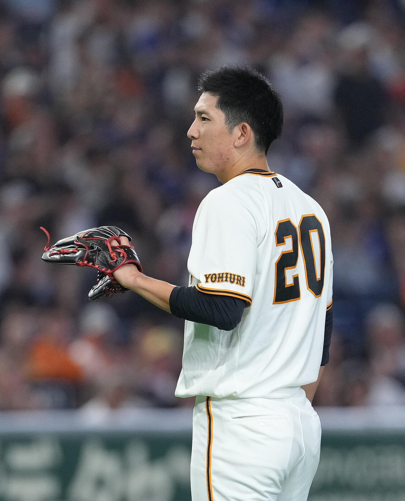 巨人対中日　3回表中日無死、石伊雄太に死球を与え帽子を取る戸郷翔征（撮影・足立雅史）
