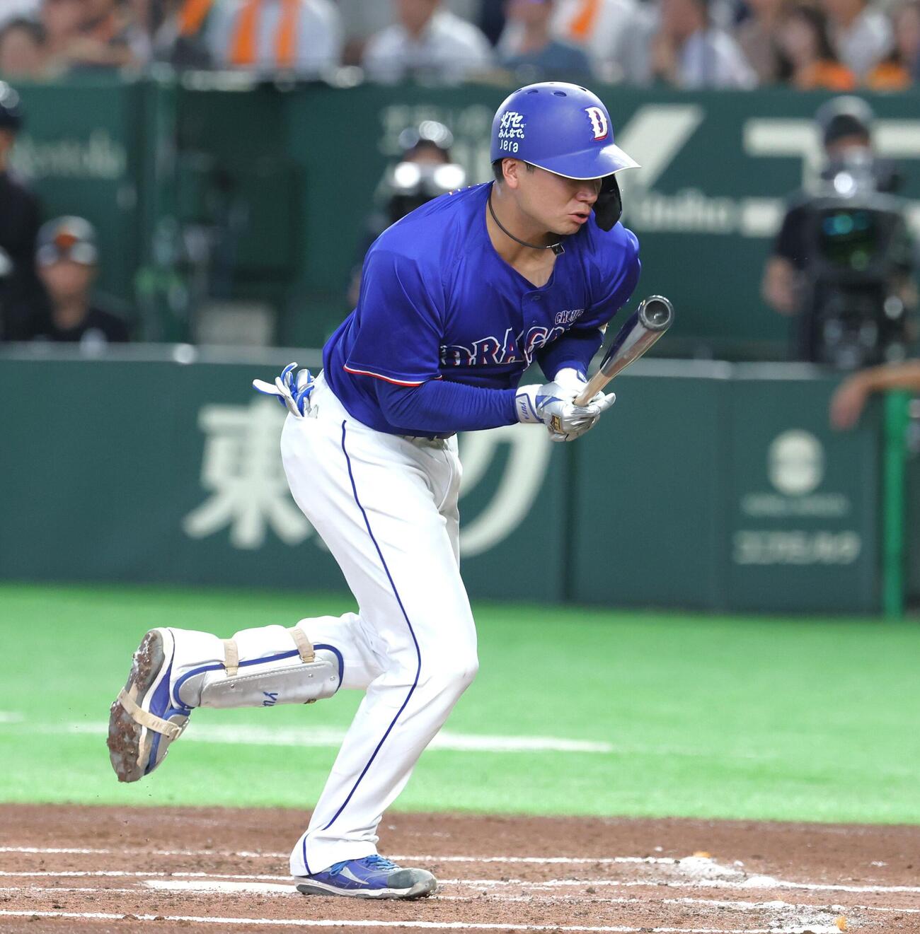 巨人対中日　3回表中日無死、死球を受ける石伊雄太（撮影・黒川智章）