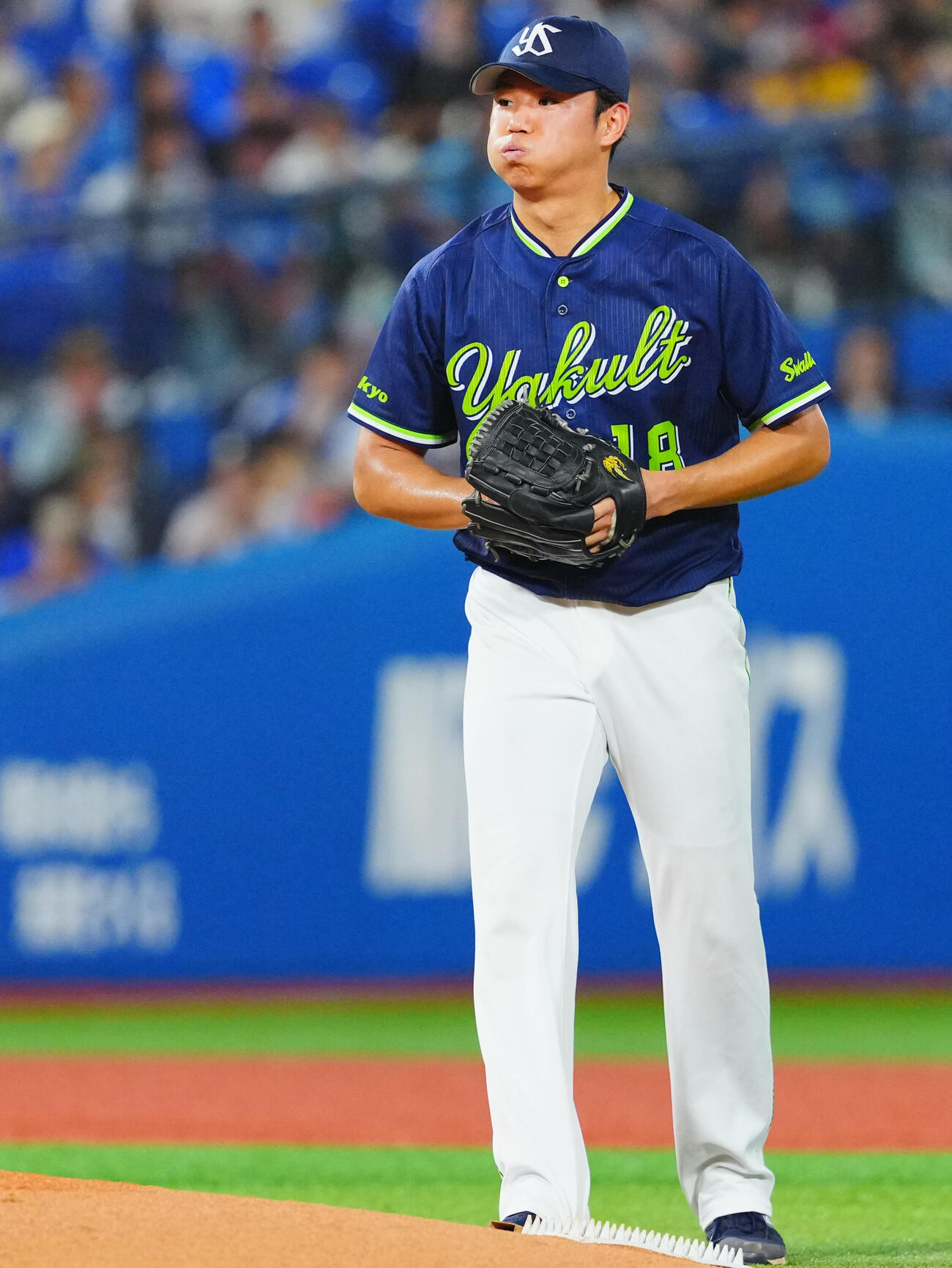 DeNA対ヤクルト　3回裏DeNA1死、度会隆輝を投ゴロに仕留めた奥川恭伸はマウンドで呼吸を整える（撮影・垰建太）