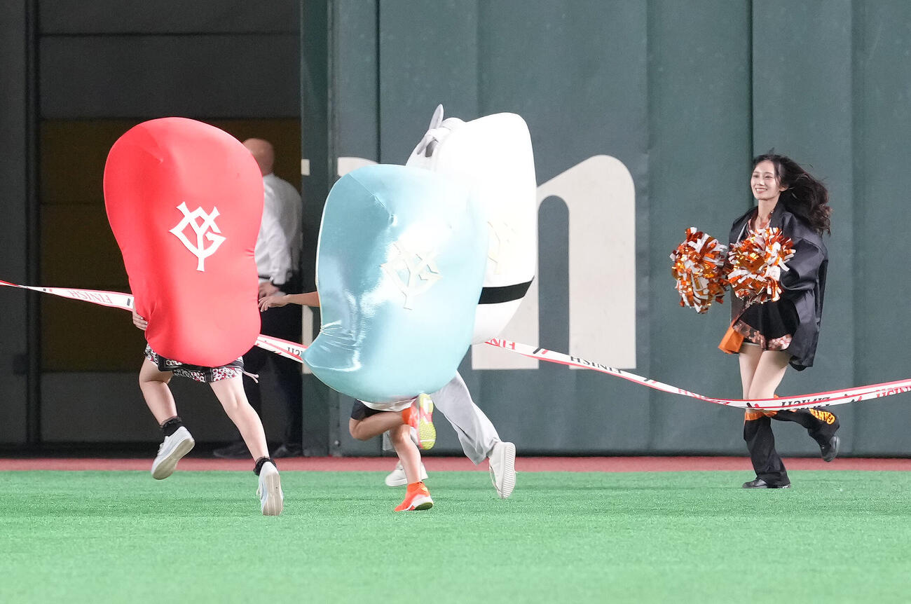 巨人対中日　すしレース1着はイカ（右）（撮影・足立雅史）