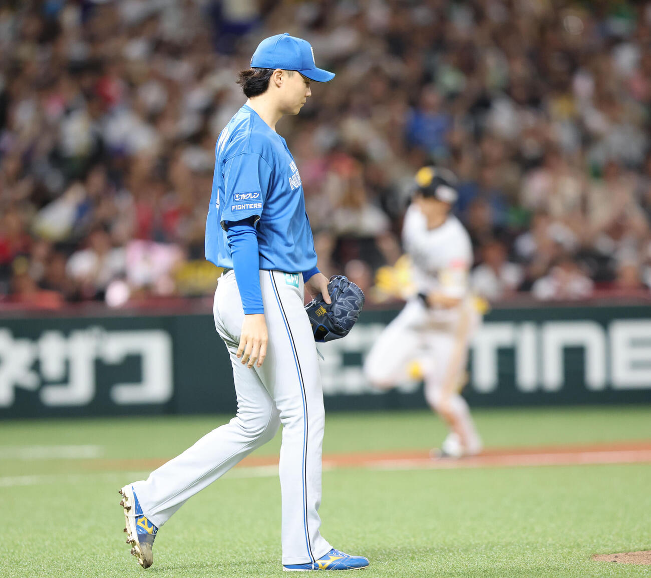 ソフトバンク日本ハム　1回裏ソフトバンク1死一塁、周東佑京に右越え先制2点本塁打を浴びた山崎福也（撮影・梅根麻紀）
