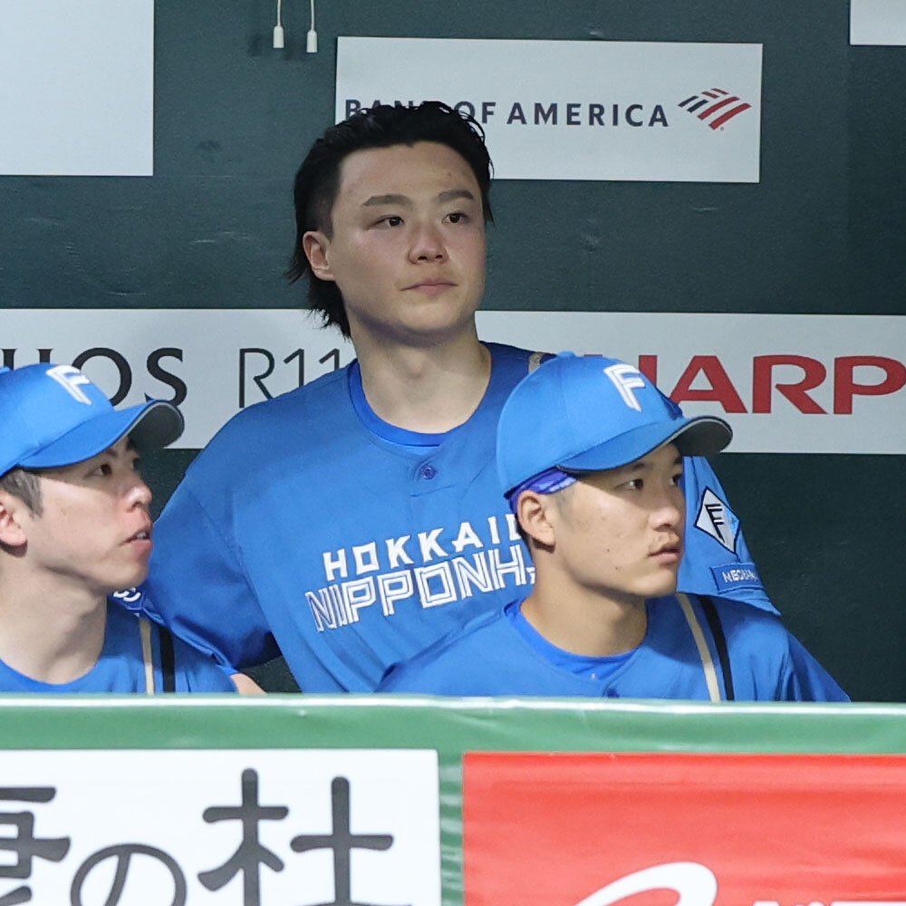 ソフトバンク日本ハム　5回途中で降板した日本ハム先発の山崎福也（撮影・梅根麻紀）
