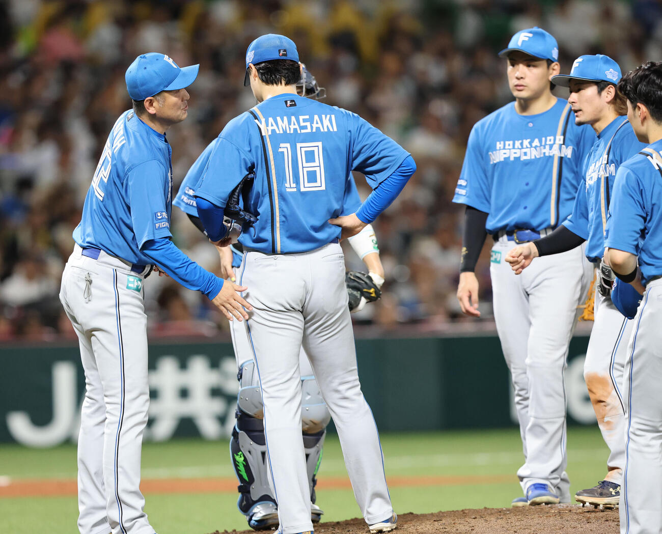 ソフトバンク日本ハム　5回途中で降板した日本ハム先発の山崎福也（撮影・梅根麻紀）
