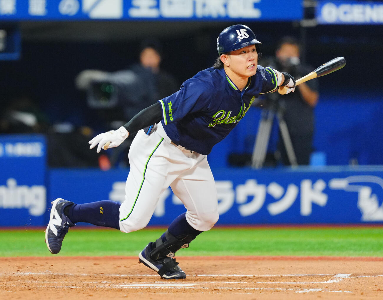 DeNA対ヤクルト　4回表ヤクルト無死二塁、右前打を放つ増田珠（撮影・垰建太）