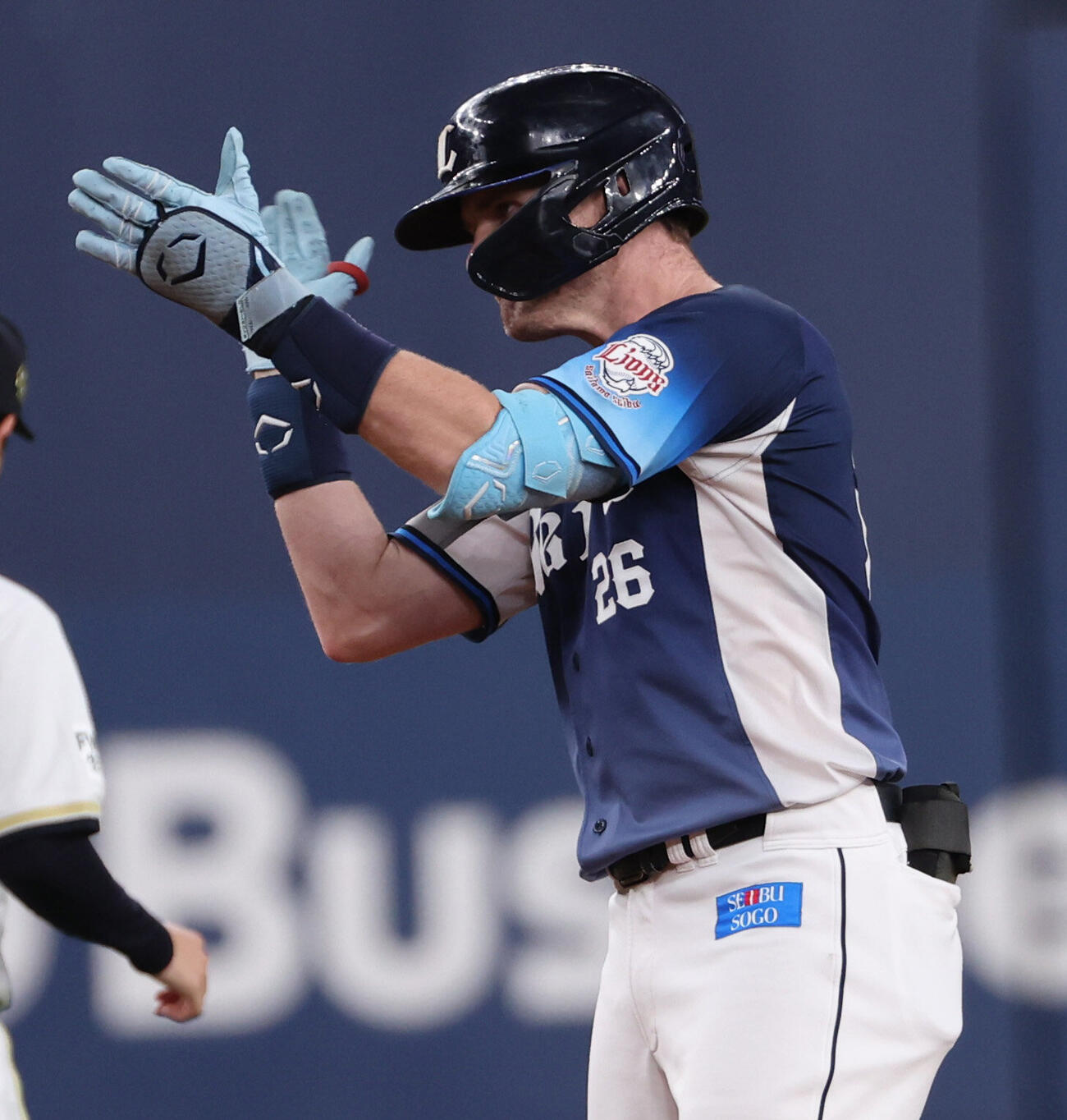 オリックス対西武　6回表西武2死二塁、タイラー・ネビンは適時二塁打を放ち、ベンチに向かって拍手（撮影・西尾就之）