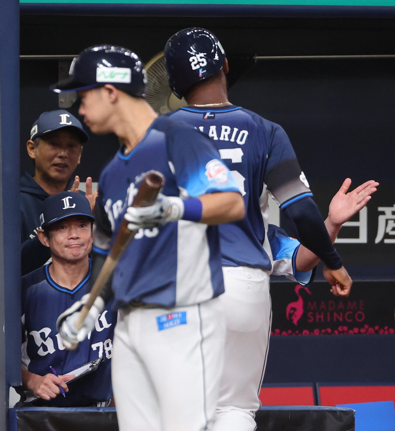 オリックス対西武　6回表西武2死二塁、西口文也監督はタイラー・ネビンの適時二塁打で生還したアレクサンダー・カナリオに拍手（撮影・西尾就之）