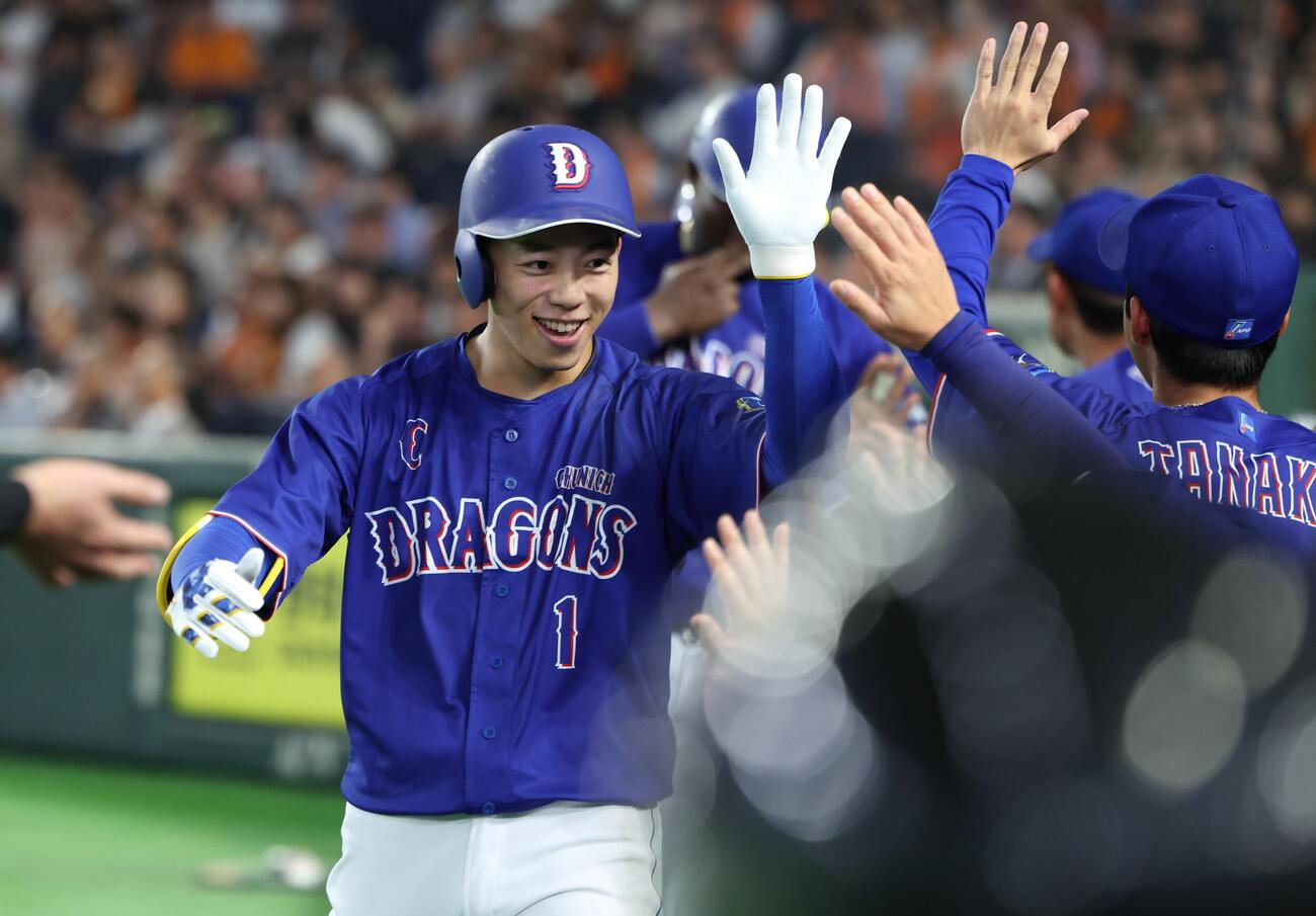 巨人対中日　4回表、3点本塁打を放ちナインに出迎えられる岡林勇希（撮影・黒川智章）