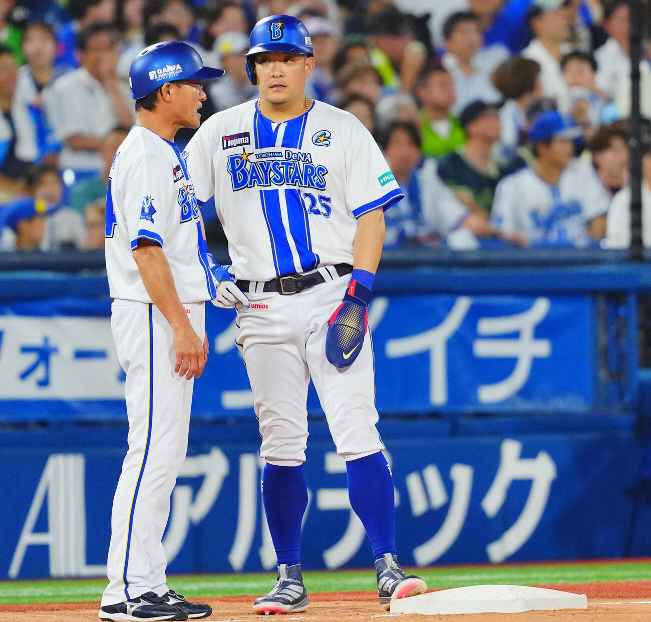 DeNA対ヤクルト　4回裏DeNA無死一、二塁、宮崎敏郎がフェンス直撃の安打も三塁で止まった二走筒香嘉智（右）（撮影・垰建太）