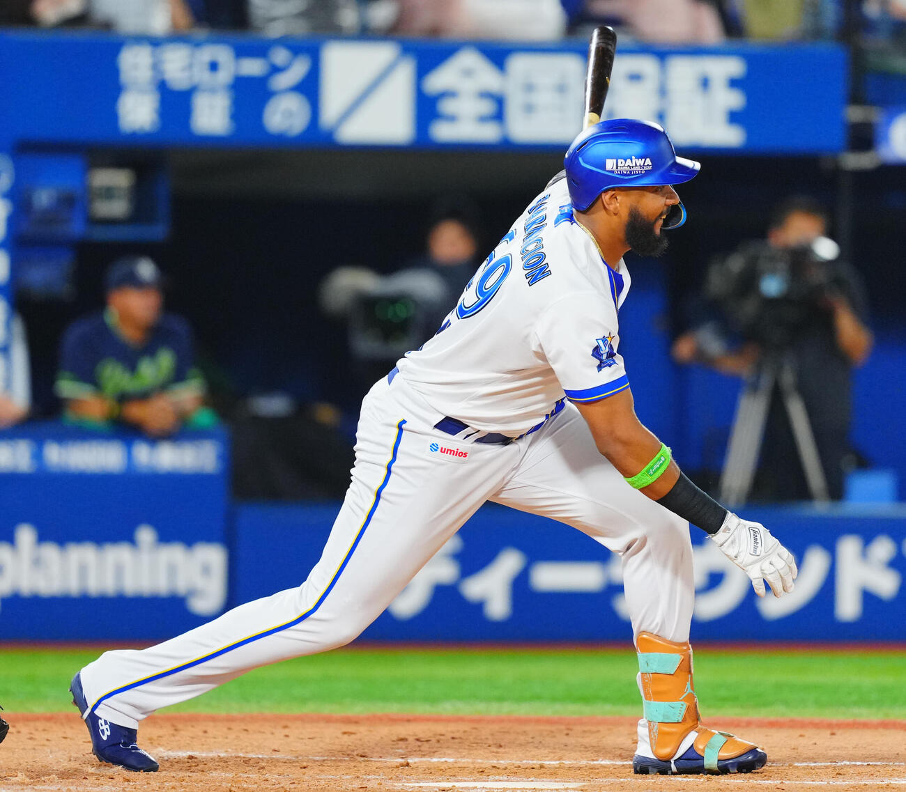 DeNA対ヤクルト　4回裏DeNA無死一塁、左前打を放つヘラル・エンカーナシオン（撮影・垰建太）