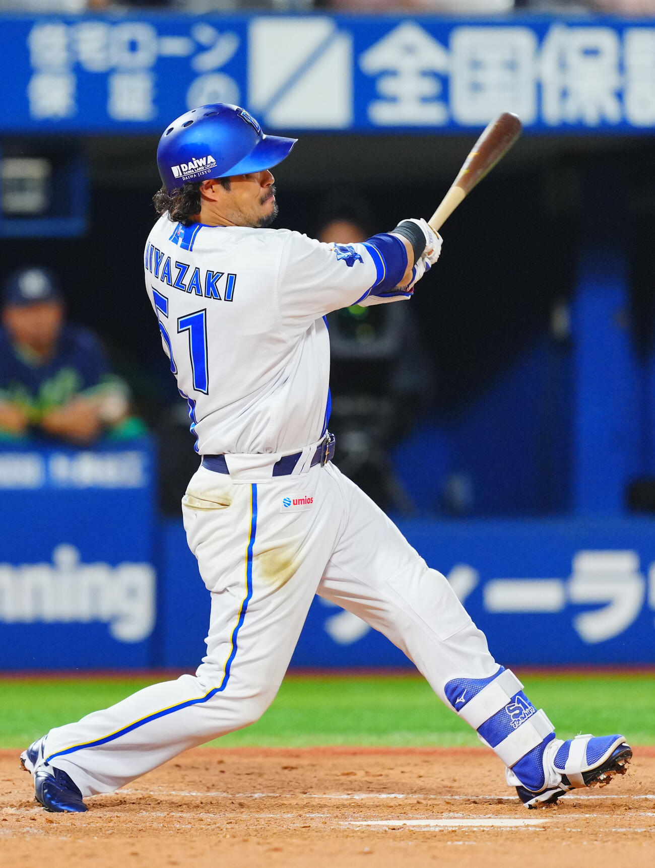 DeNA対ヤクルト　4回裏DeNA無死一、二塁、フェンス直撃の安打を放つ宮崎敏郎（撮影・垰建太）