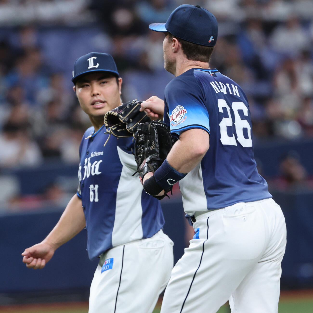 オリックス対西武　西武先発の平良海馬は8回の守備を終え、タイラー・ネビンとタッチしてベンチに戻る（撮影・西尾就之）