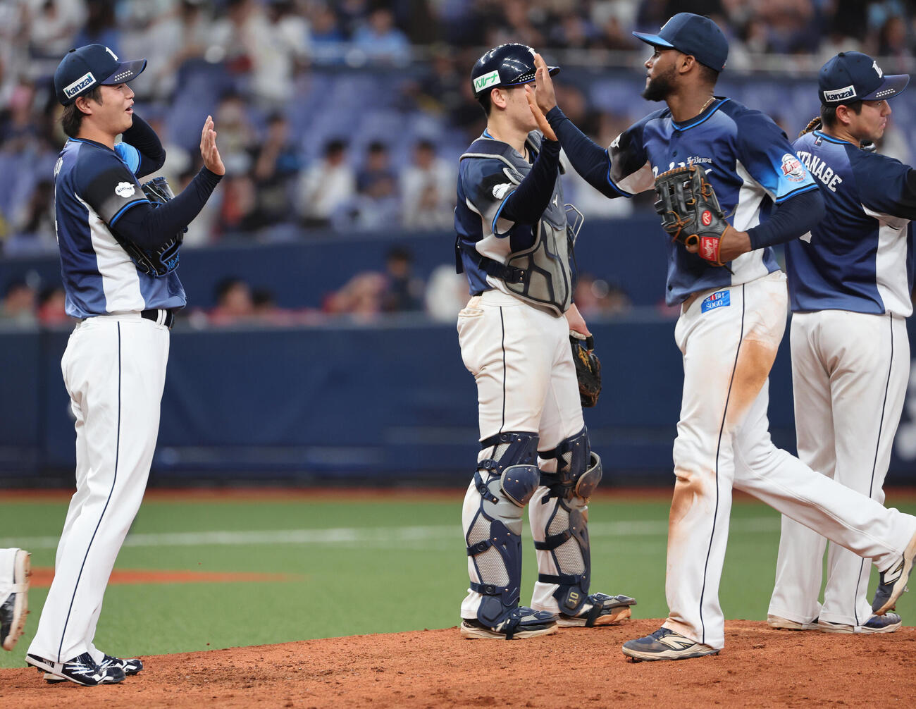 オリックス対西武　最後を締めた西武2番手甲斐野央（左）は野手陣を迎える（撮影・西尾就之）