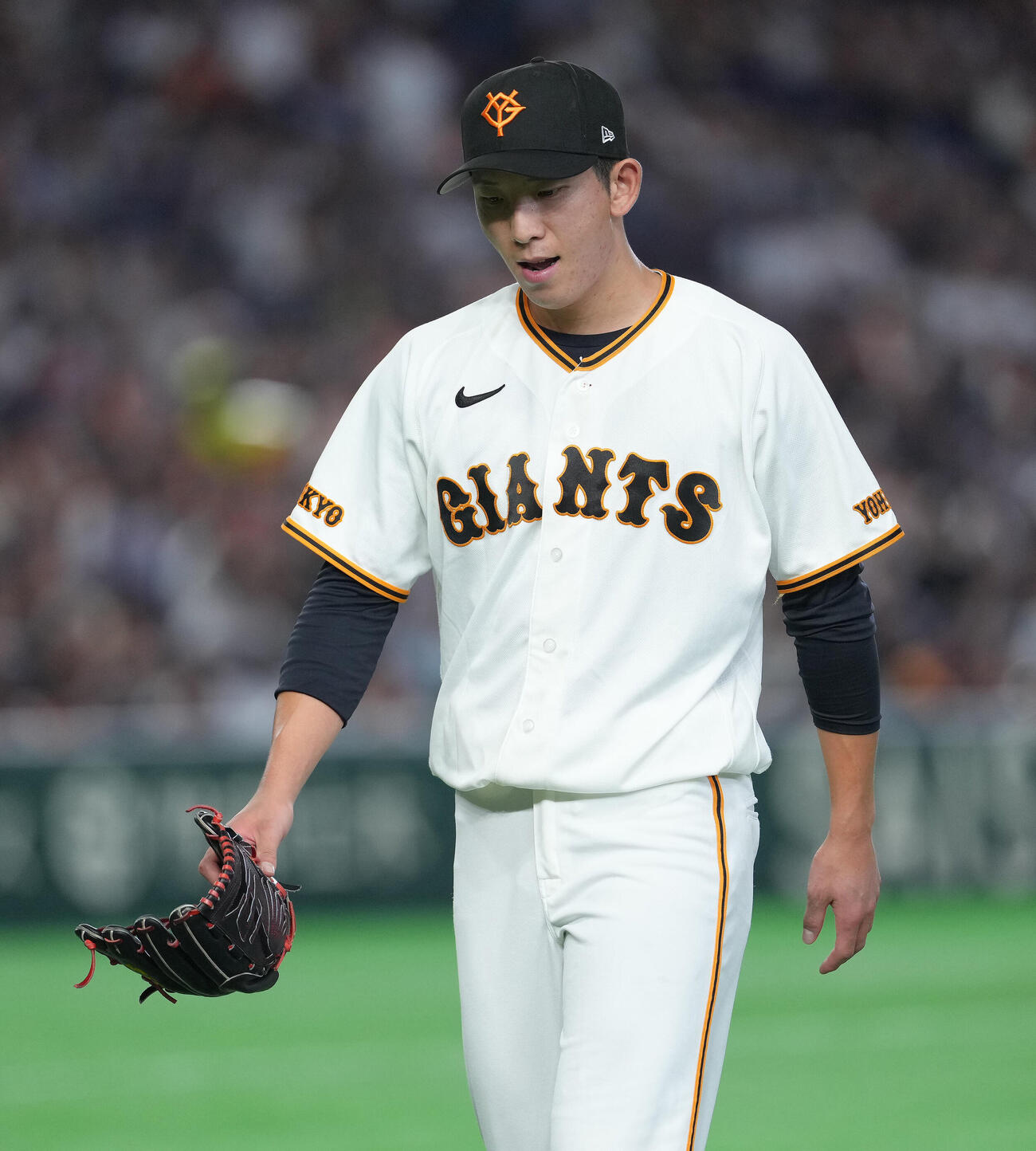 巨人対中日　4回、3点を失い厳しい表情でベンチに戻る巨人戸郷翔征（撮影・足立雅史）