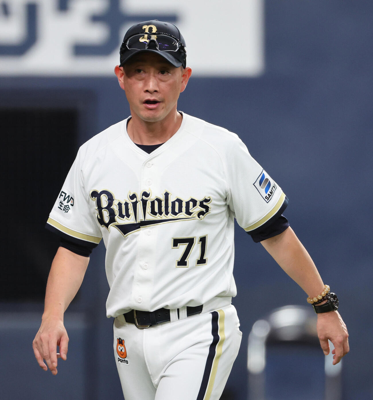 オリックス対西武　8回の攻撃を終え選手交代を告げたオリックス岸田護監督（撮影・西尾就之）