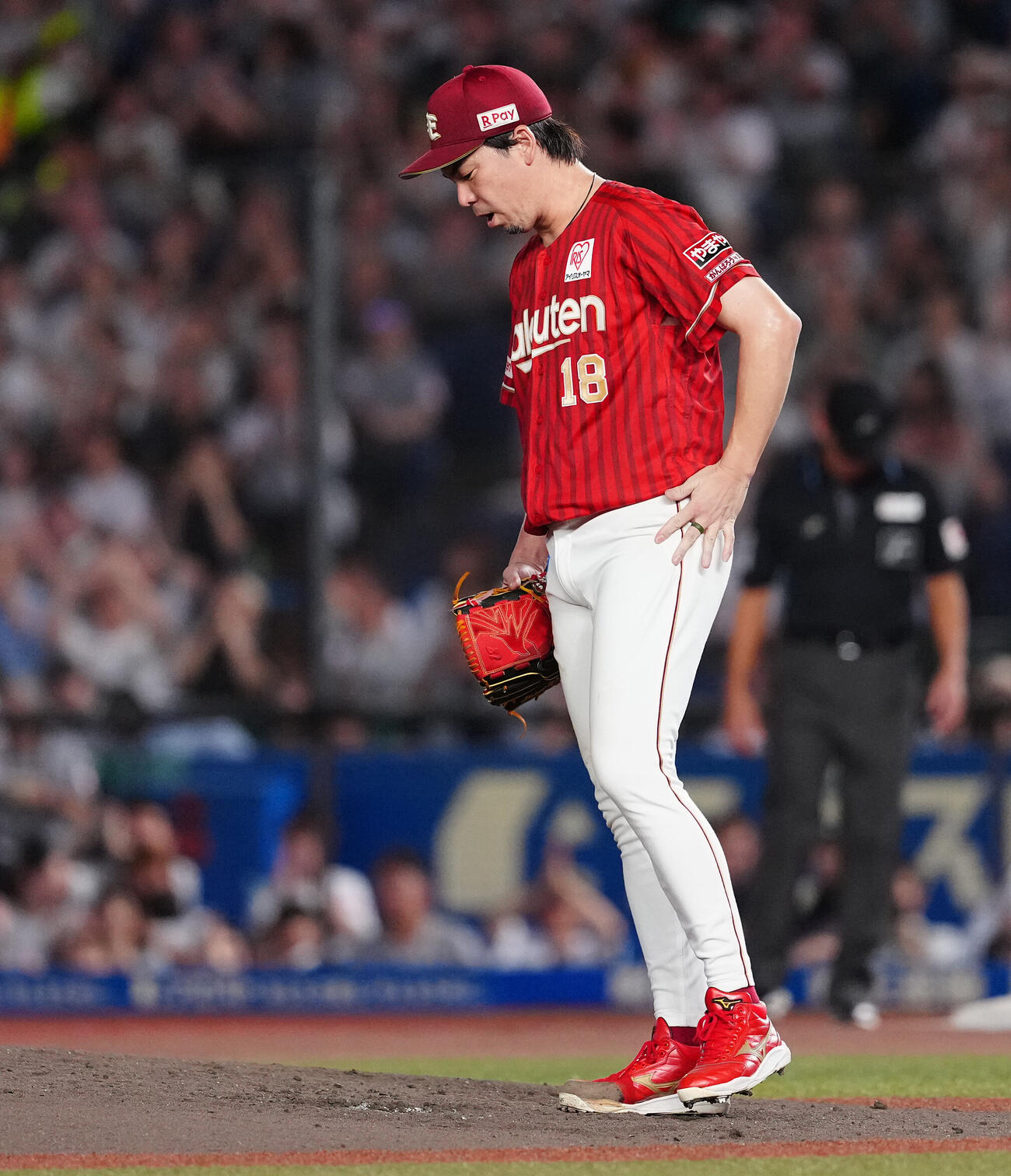 ロッテ対楽天　3回裏ロッテ無死、井上広大に先制のソロ本塁打を浴び、うつむく前田健太（撮影・鈴木みどり）