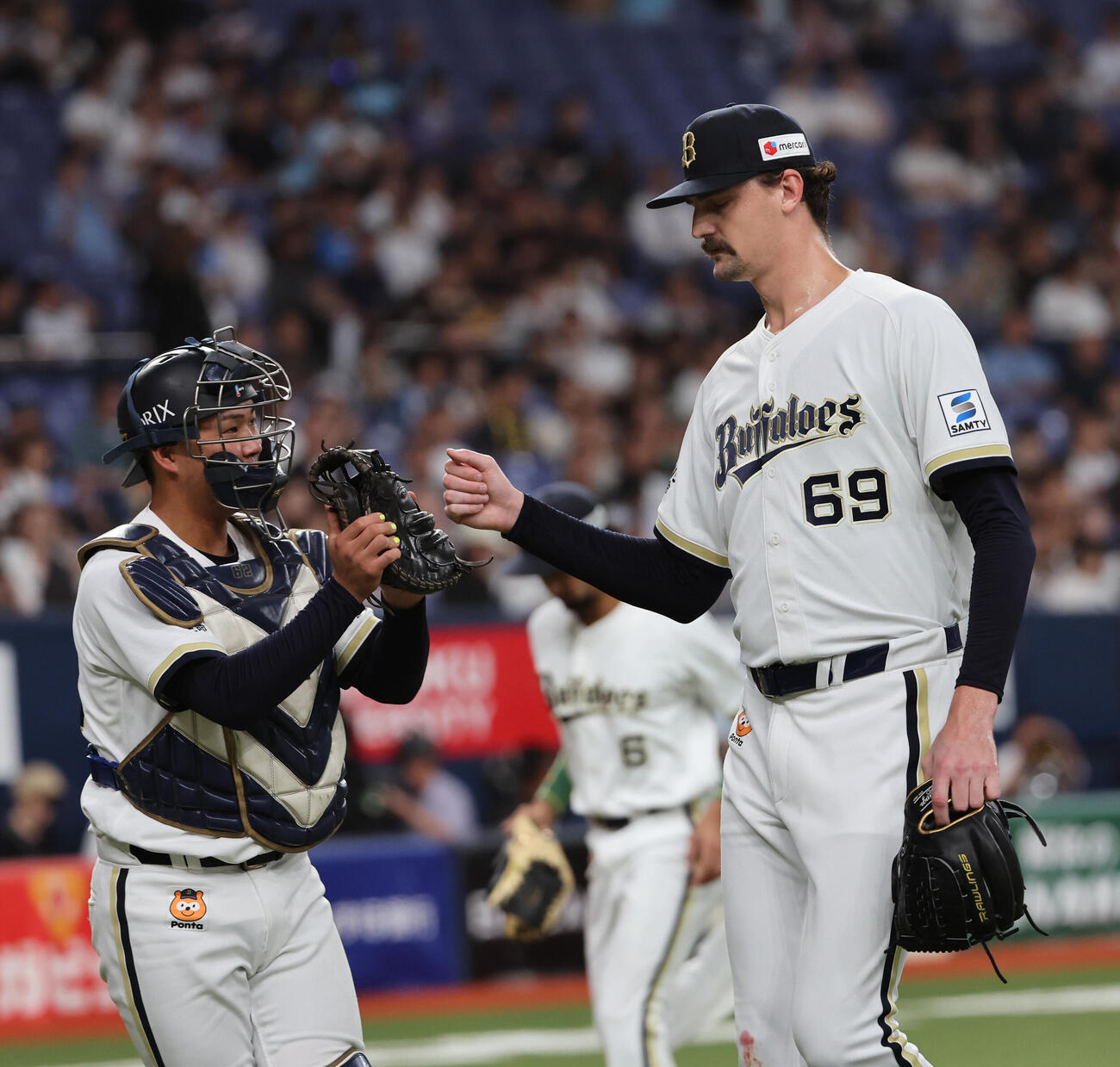 オリックス対西武　1回を無失点としたオリックス先発ショーン・ジェリーは堀柊那捕手とタッチしながらベンチに戻る（撮影・西尾就之）