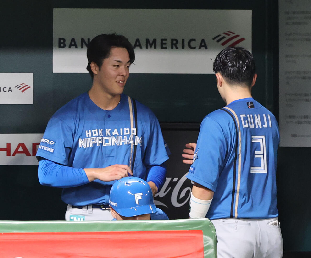 ソフトバンク日本ハム　6回に登板した日本ハム柴田獅子は好投しベンチで郡司裕也に声をかけられ笑顔（撮影・梅根麻紀）