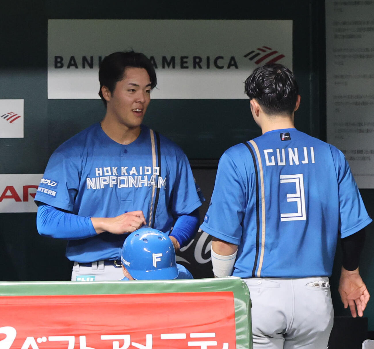 ソフトバンク日本ハム　6回に登板した日本ハム柴田獅子は好投しベンチで郡司裕也に声をかけられ笑顔（撮影・梅根麻紀）
