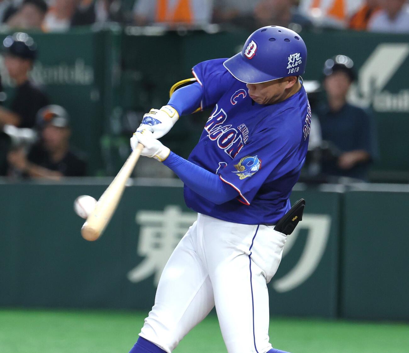 巨人対中日　4回表中日2死一、二塁、3点本塁打を放つ岡林勇希（撮影・黒川智章）