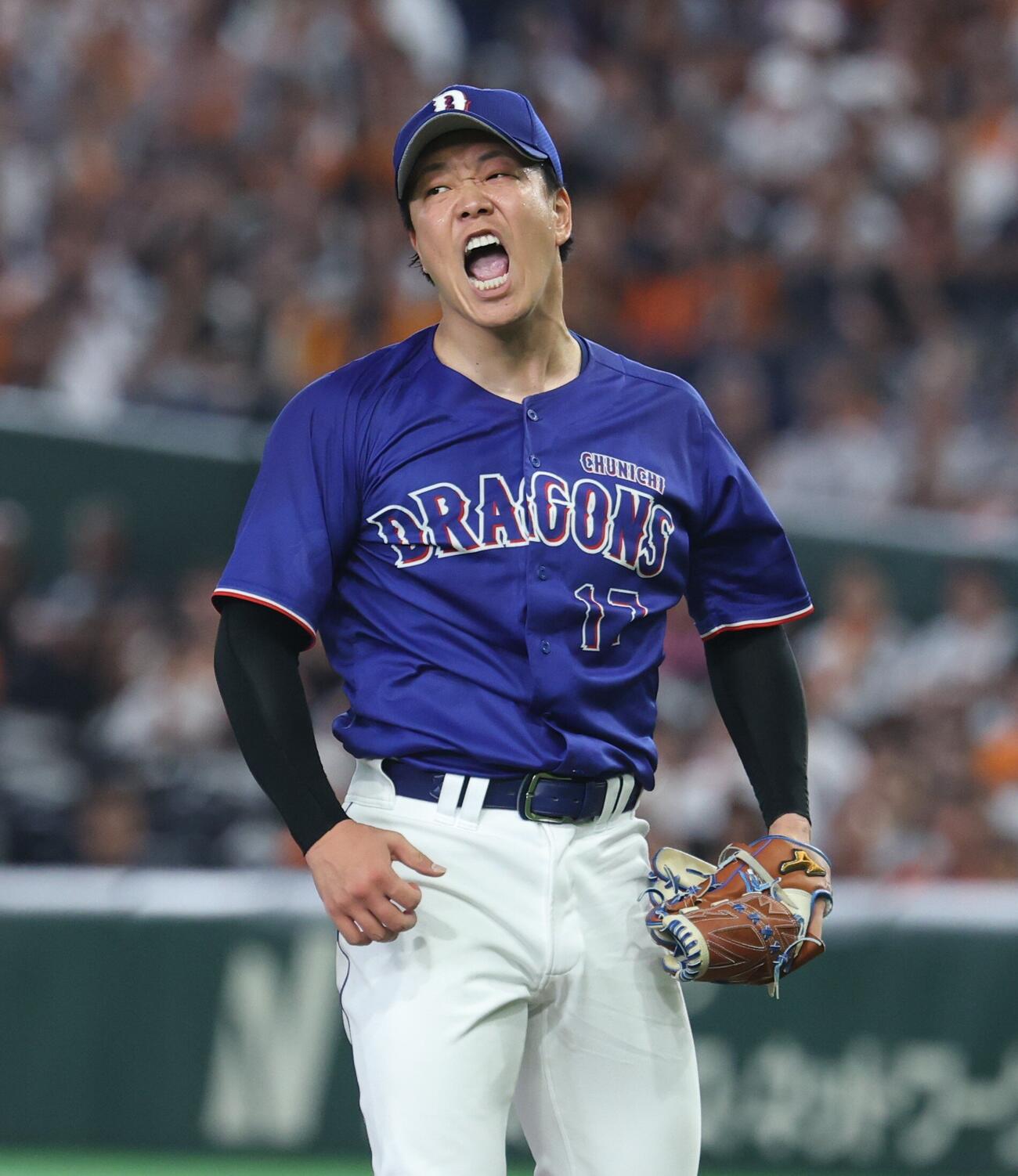 巨人対中日　6回裏巨人2死満塁、ダルベックを三振にとり叫ぶ柳裕也（撮影・黒川智章）