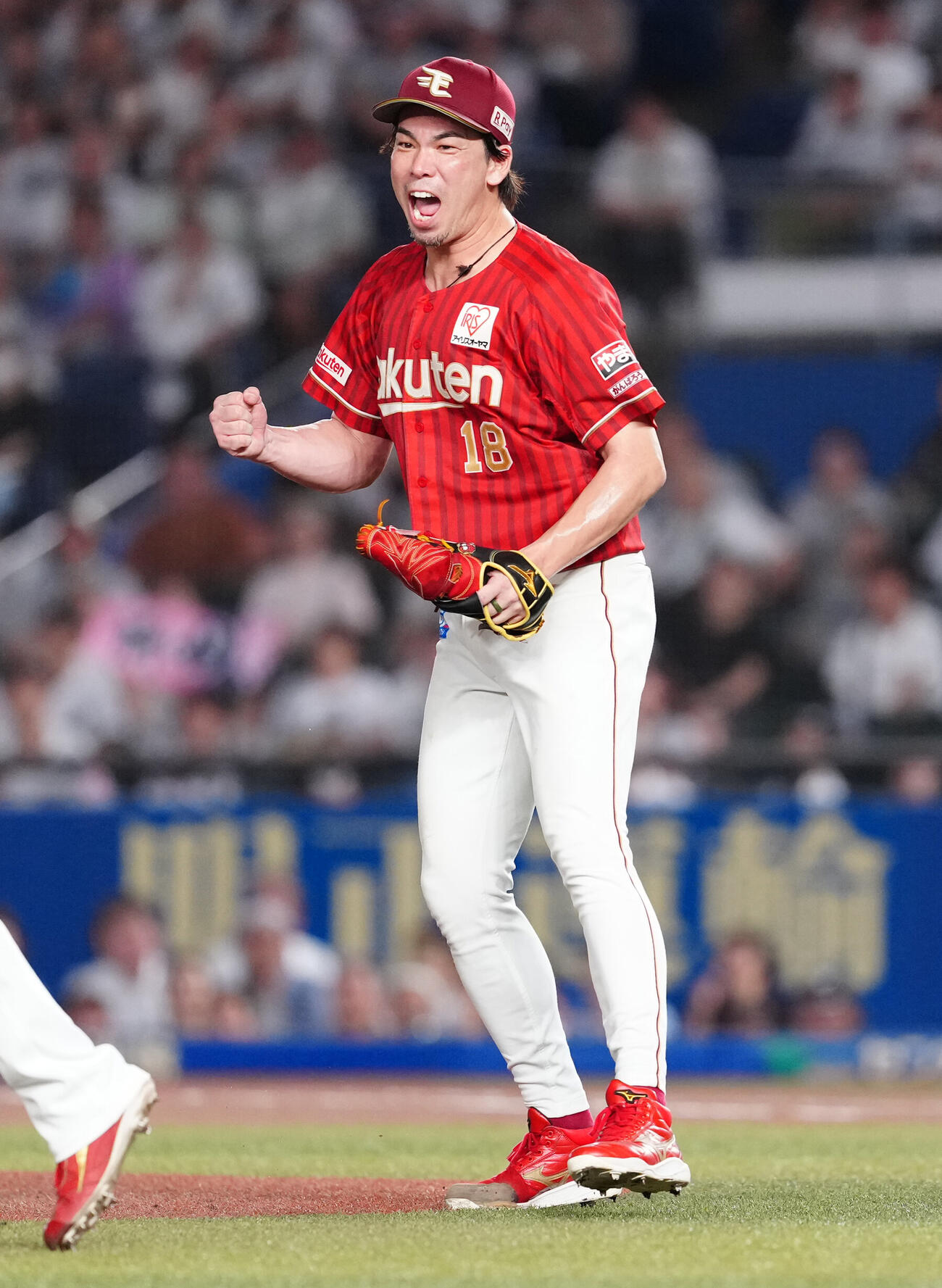 ロッテ対楽天　6回裏ロッテ1死一、三塁、井上広大を遊ゴロ併殺に仕留め、ガッツポーズする前田健太（撮影・鈴木みどり）