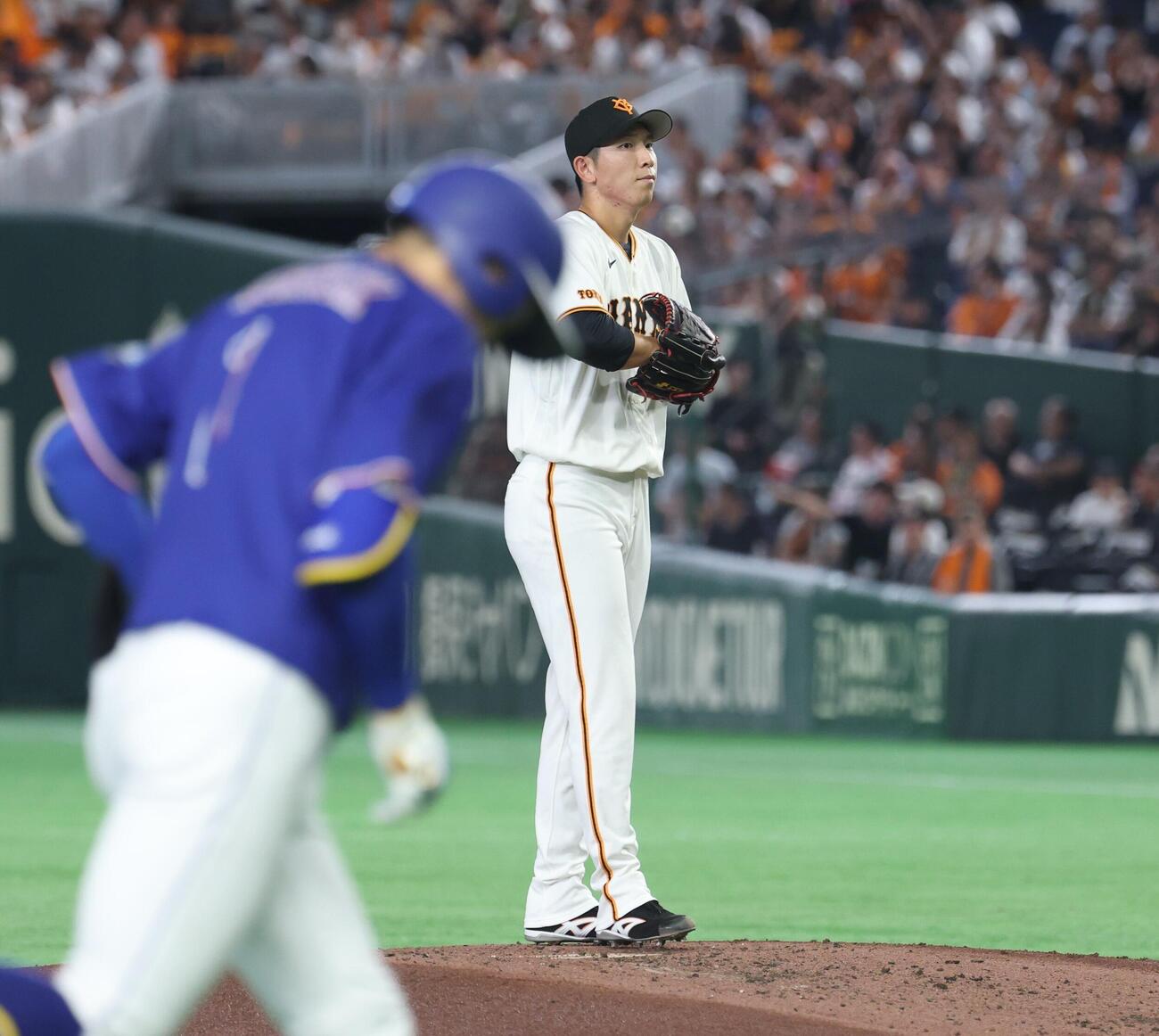 巨人対中日　4回表中日2死一、二塁、岡林勇希に3点本塁打を浴びる（撮影・黒川智章）