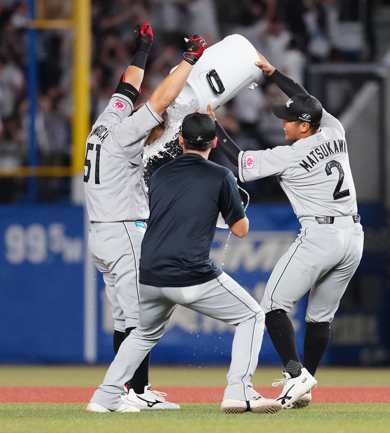 ロッテ対楽天　9回裏ロッテ1死一、二塁、サヨナラ打を放った山口航輝（左）はナインから手荒い祝福を受ける（撮影・鈴木みどり）