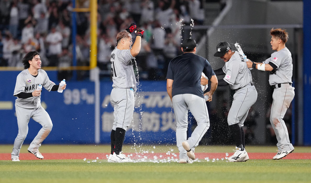 ロッテ対楽天　9回裏ロッテ1死一、二塁、サヨナラ打を放った山口航輝（左から2人目）はナインから手荒い祝福を受ける（撮影・鈴木みどり）
