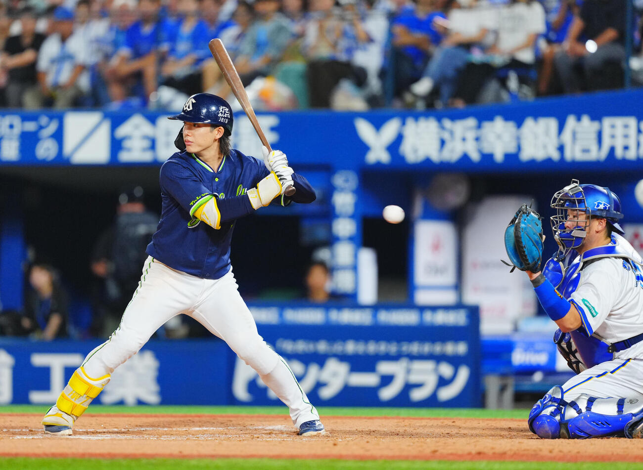 DeNA対ヤクルト　9回表ヤクルト2死満塁、押し出しの四球を選ぶ長岡秀樹（撮影・垰建太）